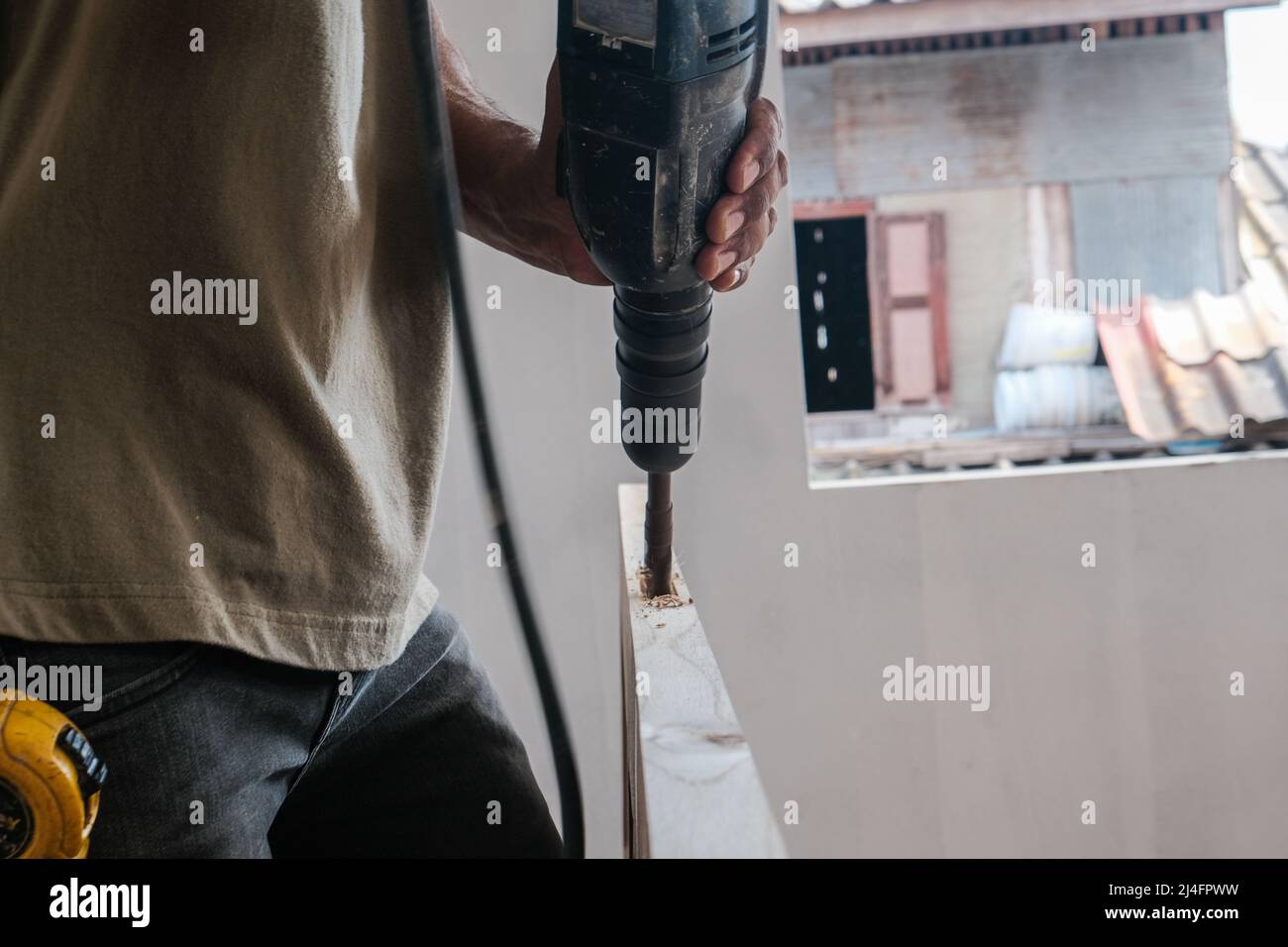 Zimmermann arbeitet an Holzschneidemaschine während Holztür Möbelherstellung Einstellung im neuen Haus Stockfoto