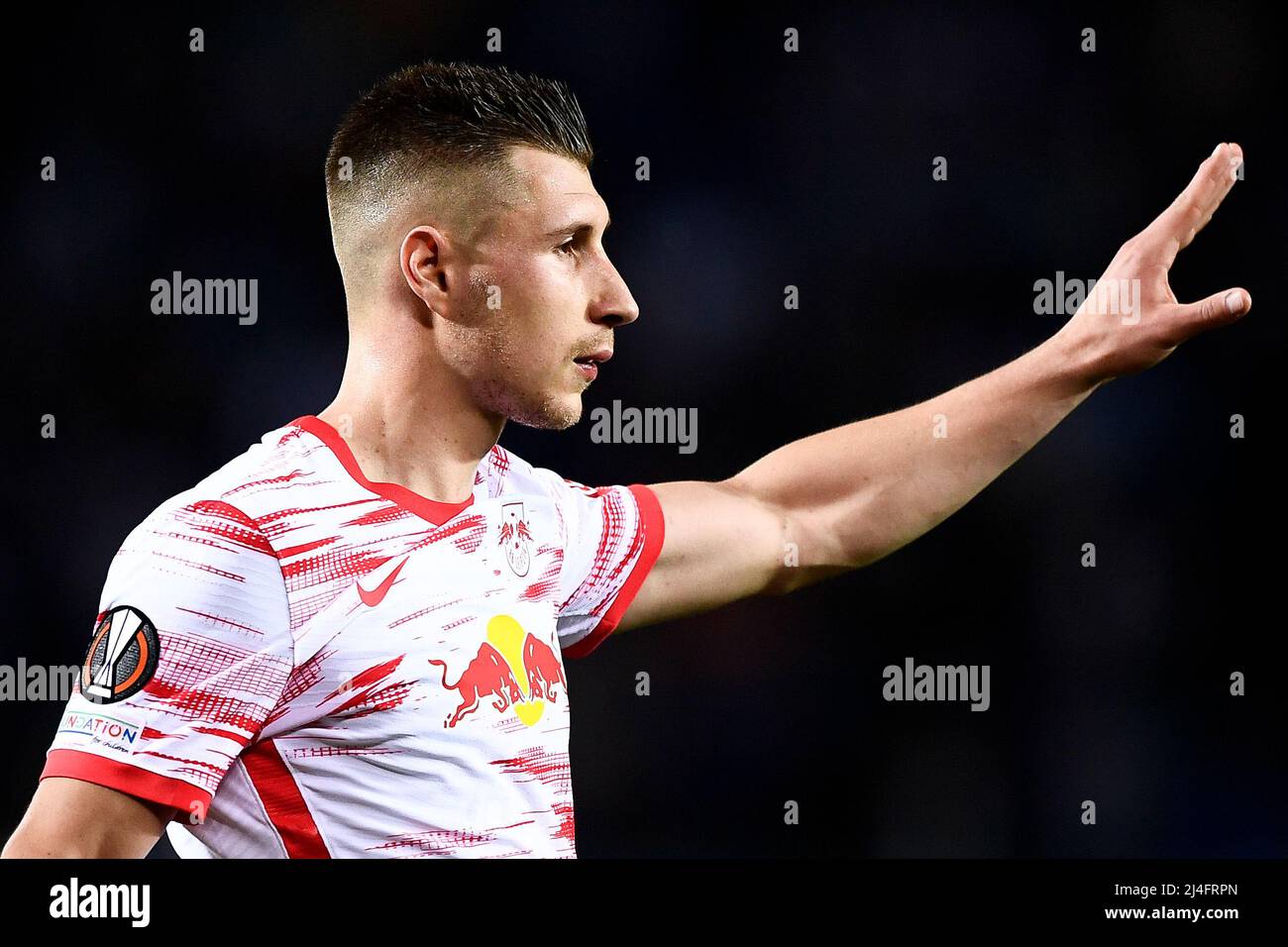 Bergamo, Italien. 14. April 2022. Willi Orban von RB Leipzig Gesten während des UEFA Europa League Viertelfinales der Fußball-Zweitliga zwischen Atalanta BC und RB Leipzig. Kredit: Nicolò Campo/Alamy Live Nachrichten Stockfoto