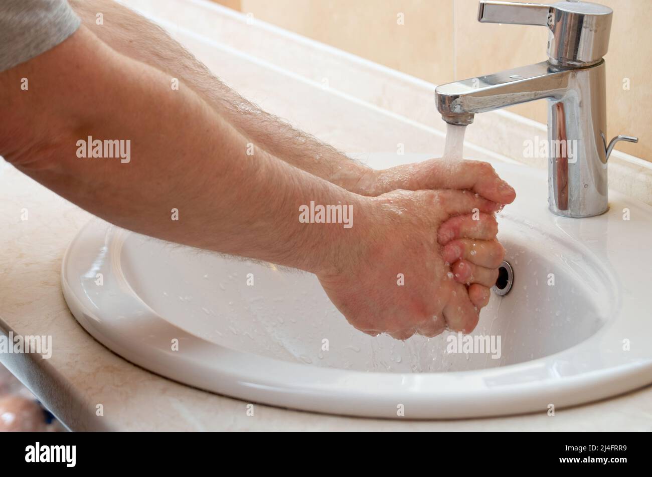 Waschen von Händen, reiben mit Seifenmann zur Vorbeugung und Hygiene Stockfoto