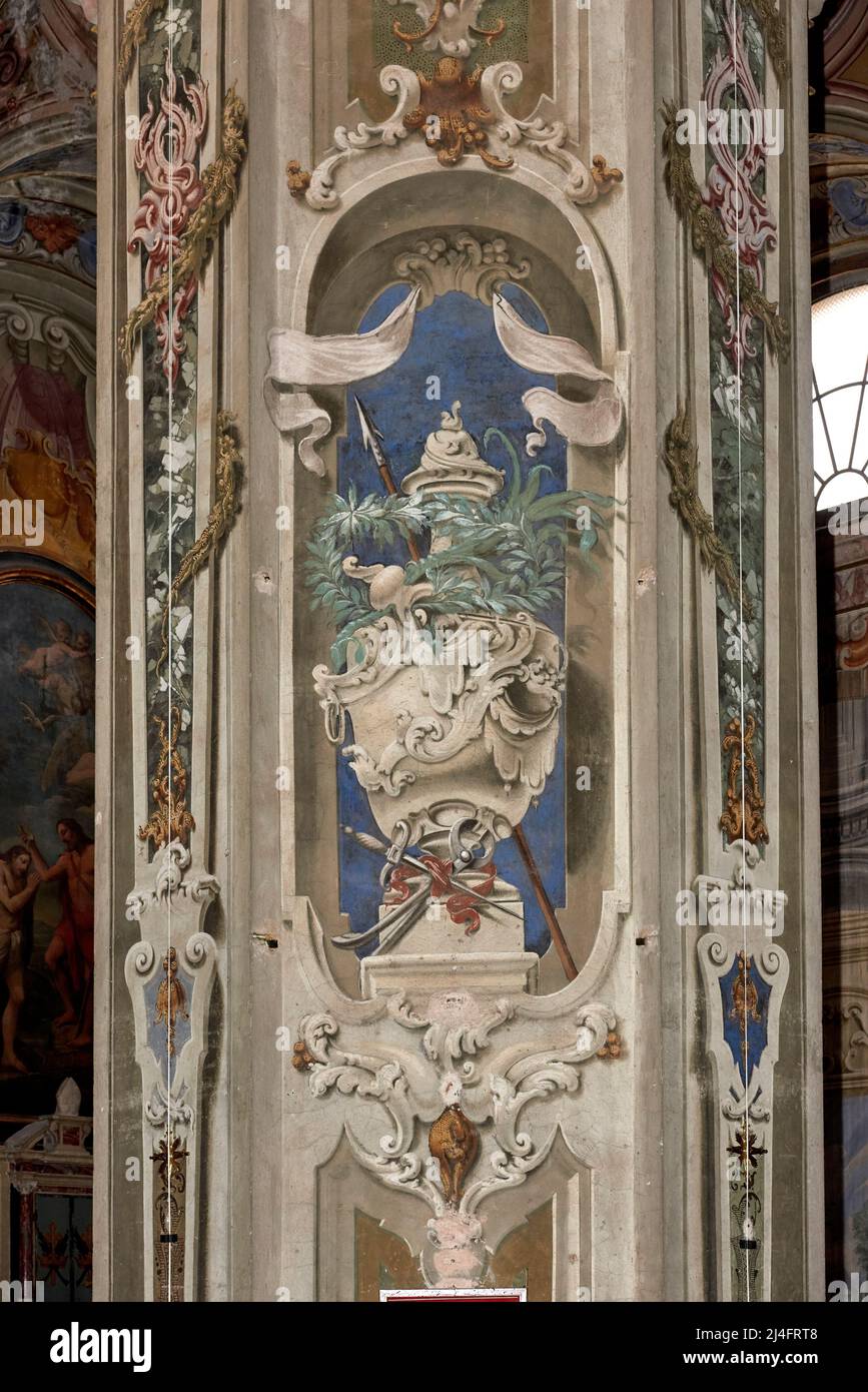 motivo floreale - decorazione ad affresco di una colonna - Giovanni Francesco Gaggini - XVIII secolo - Sale Marasino (Bs) chiesa parrocchiale di Stockfoto