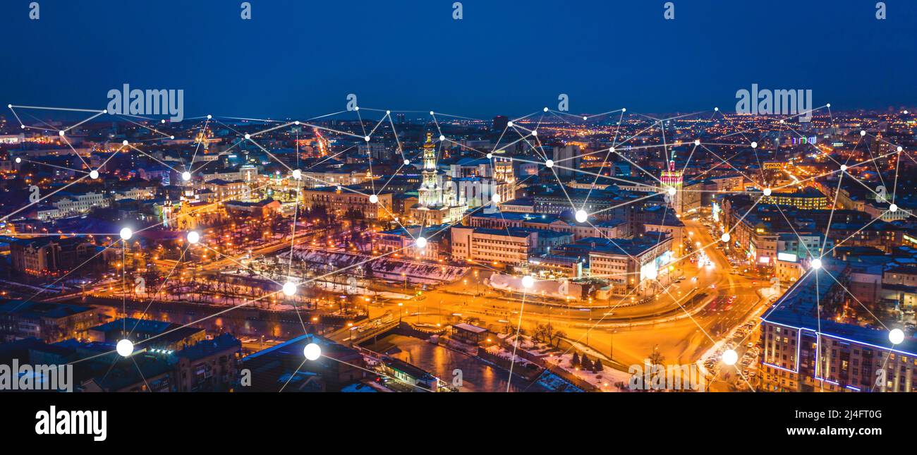 Konzept der Anbindung und Next Generation Network 5G auf dem Big Night City Hintergrund. Design moderner Mobil- und Kommunikationstechnologien. Menschen Stockfoto