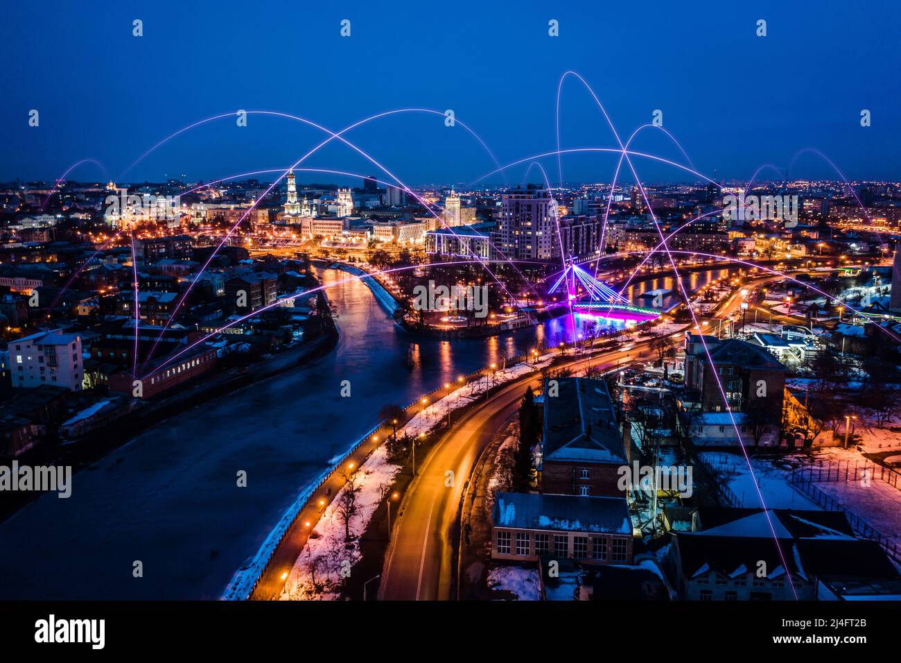 Konzept von 5G Netzwerken in großer digitaler Zitiie. Nächtliches Stadtbild mit globalem Verbindungstechnik-Design. Innovationen in der Medientechnik Stockfoto