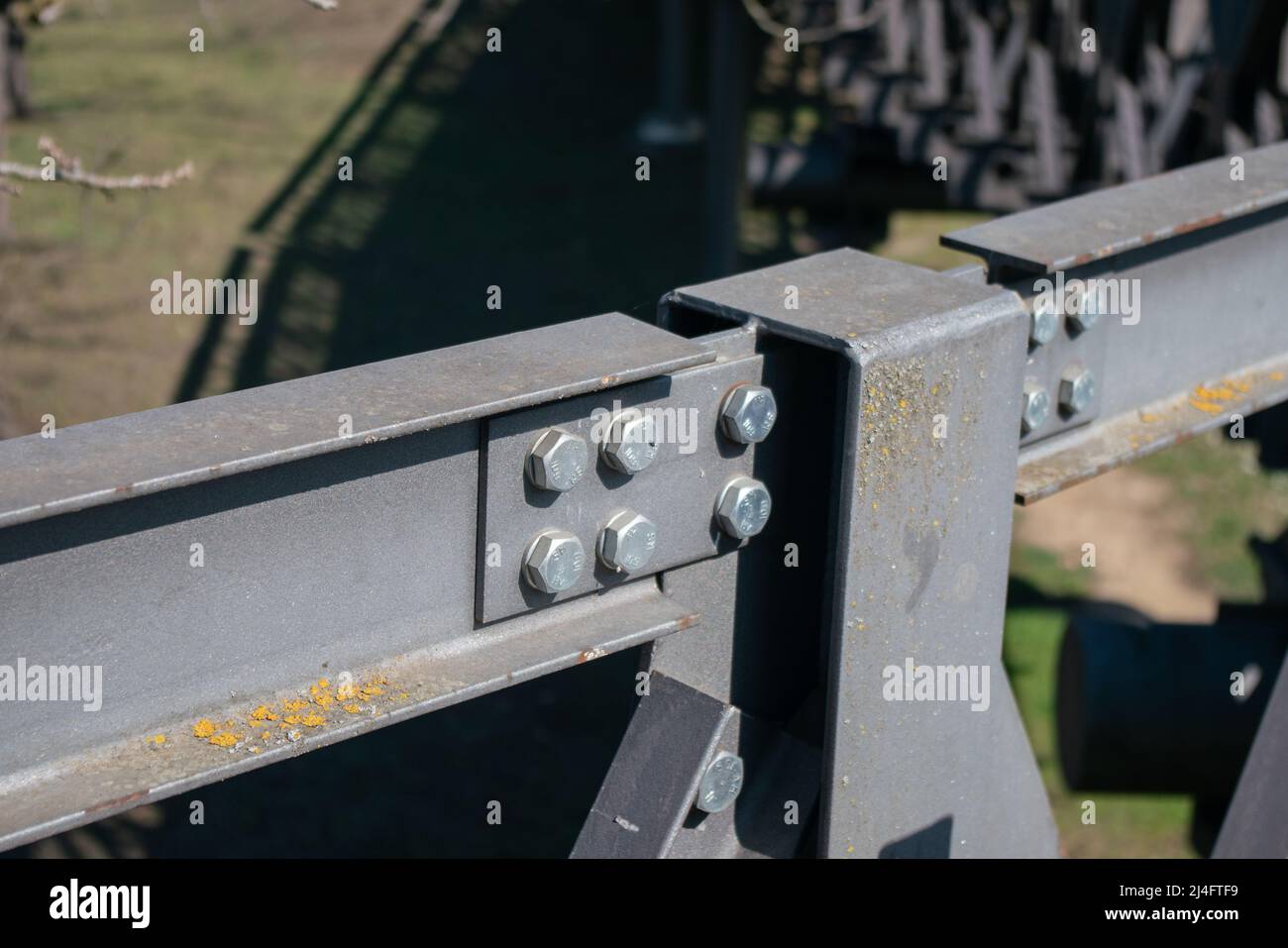 Stahlkonstruktion: Im Detail besteht die Architektur aus Balken, Zugstangen, Stützen, die mit Elementen aus Stahlplatten verbunden sind, die mit Schrauben verbunden sind. Stockfoto