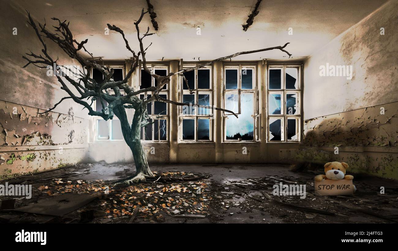 Kein Krieg, ein Kinderspielzeug auf dem Boden in einem explodierten Raum in der Ukraine Stockfoto