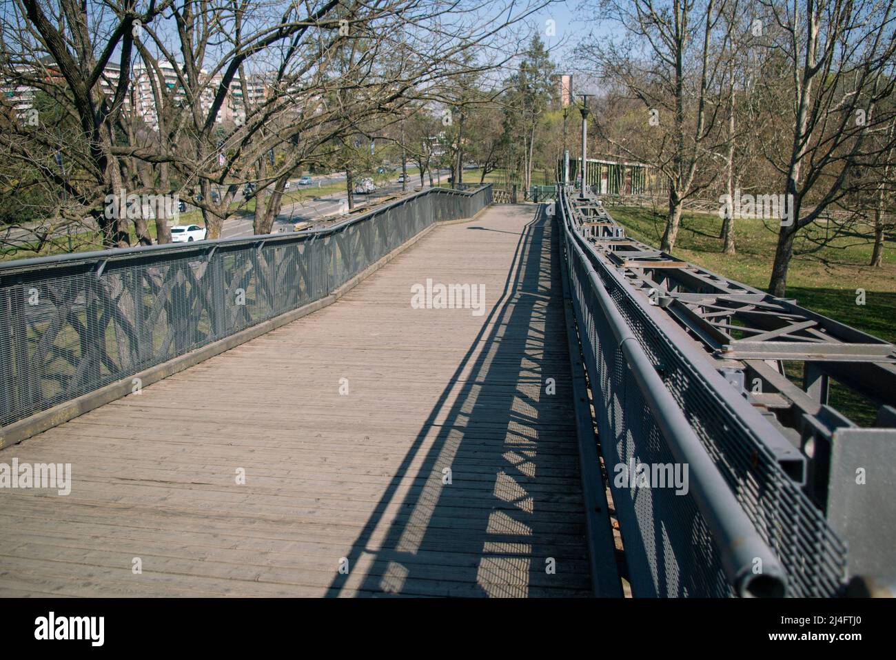 Fußgängerarchitektur: Stahlsteg mit Fachwerk und Gehweg aus imprägnierten Holzlatten. Stockfoto
