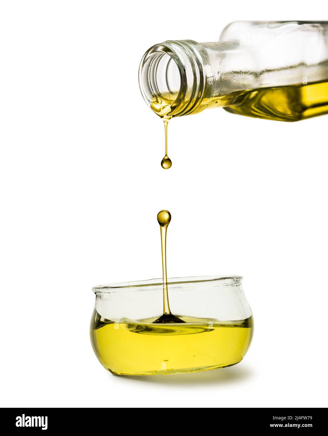 Ölflasche auf weißem Hintergrund tropflindfarbenes Öl auf Schüssel Stockfoto