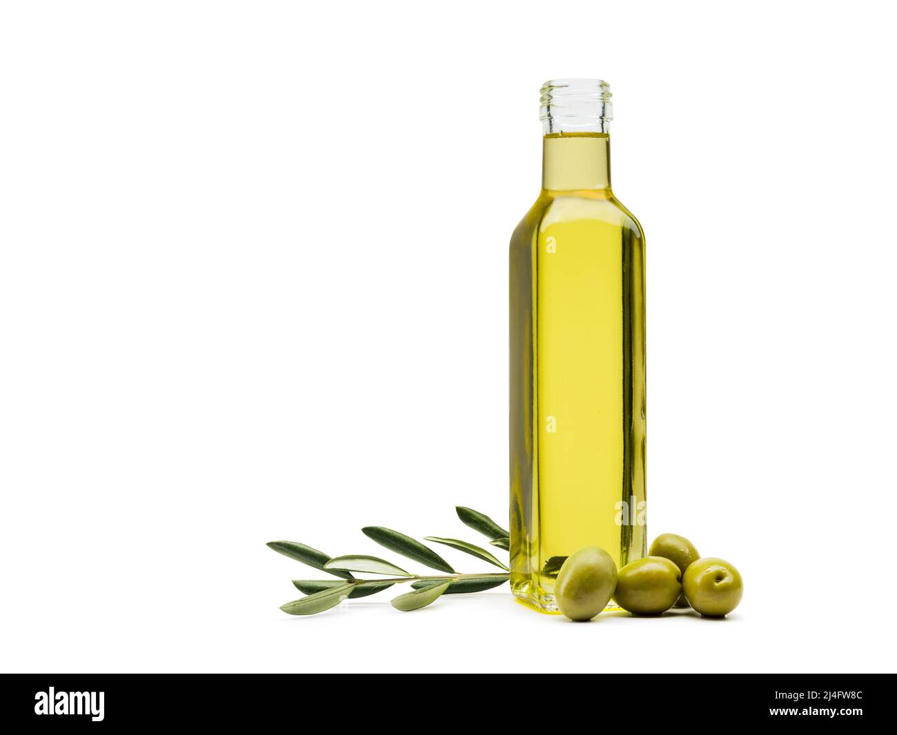 Olivenölflasche mit grünen Oliven auf weißem Hintergrund Stockfoto