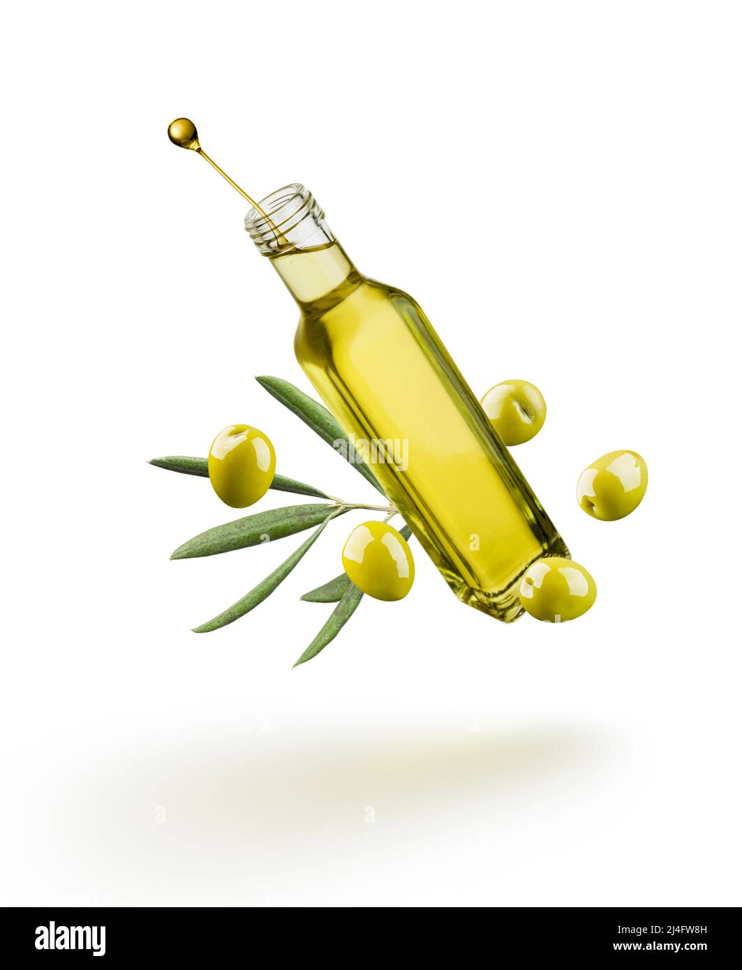 Ölflasche springen mit grünen Oliven auf weißem Hintergrund Stockfoto