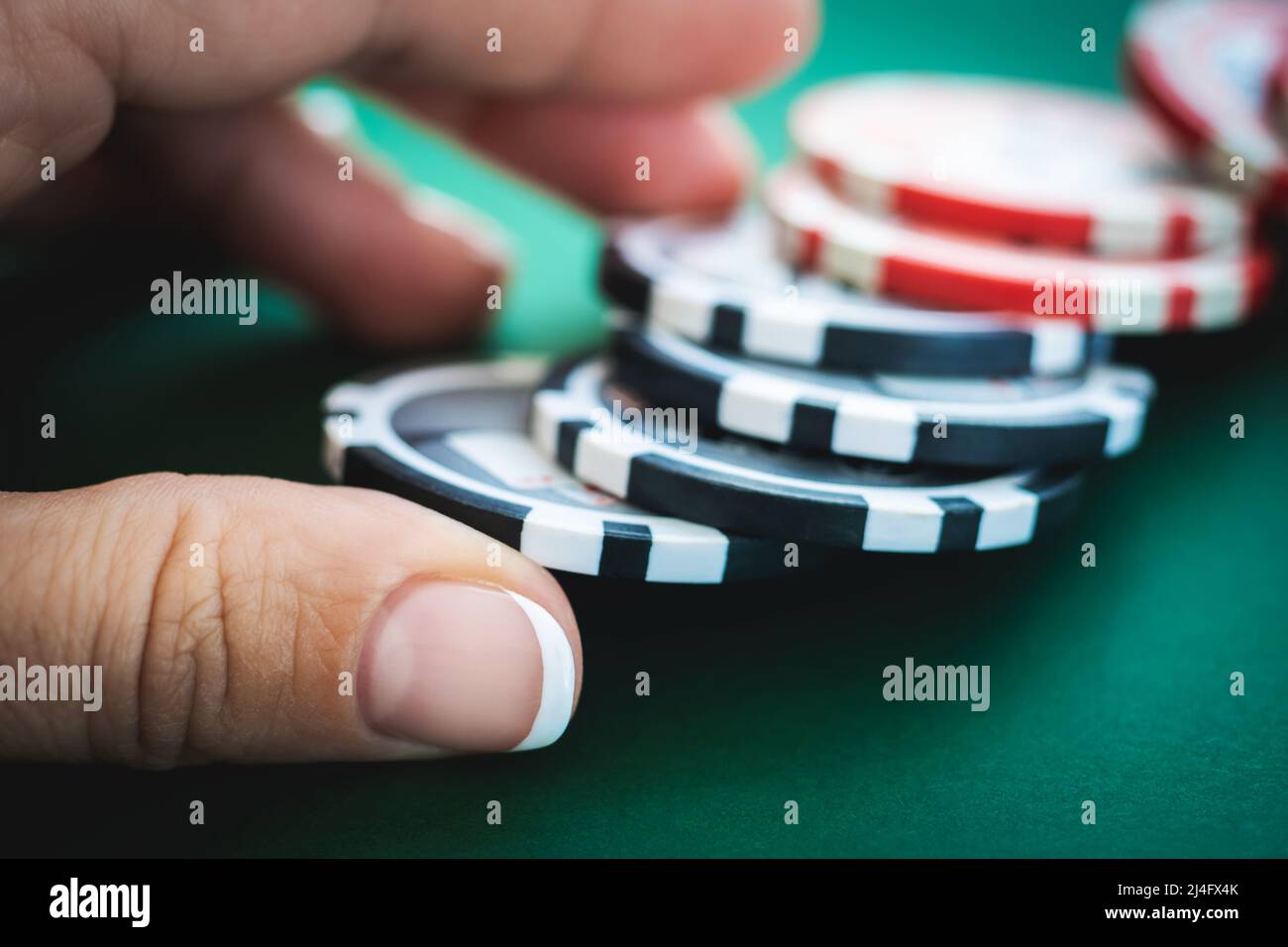 Casino-Token auf dem Pokertisch Stockfoto
