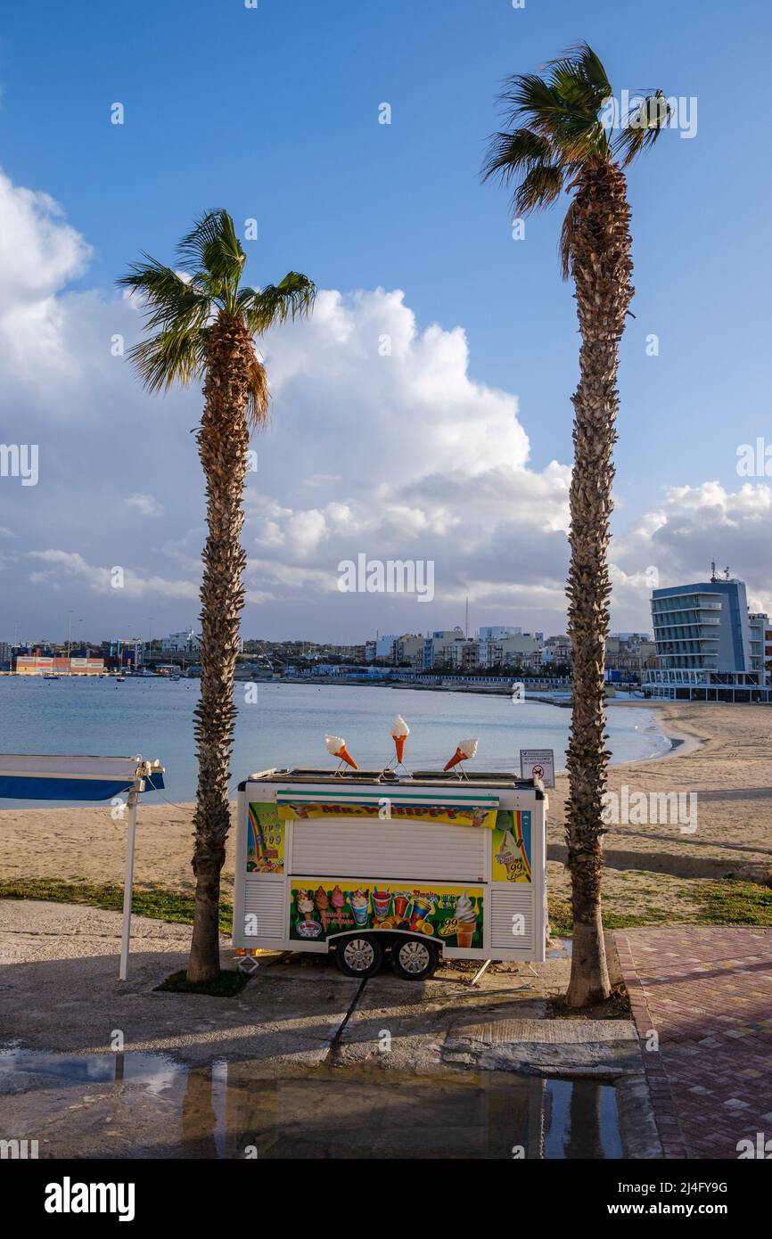 Außerhalb der Saison ist der Eiskiosks geschlossen, Pretty Bay, Malta Stockfoto