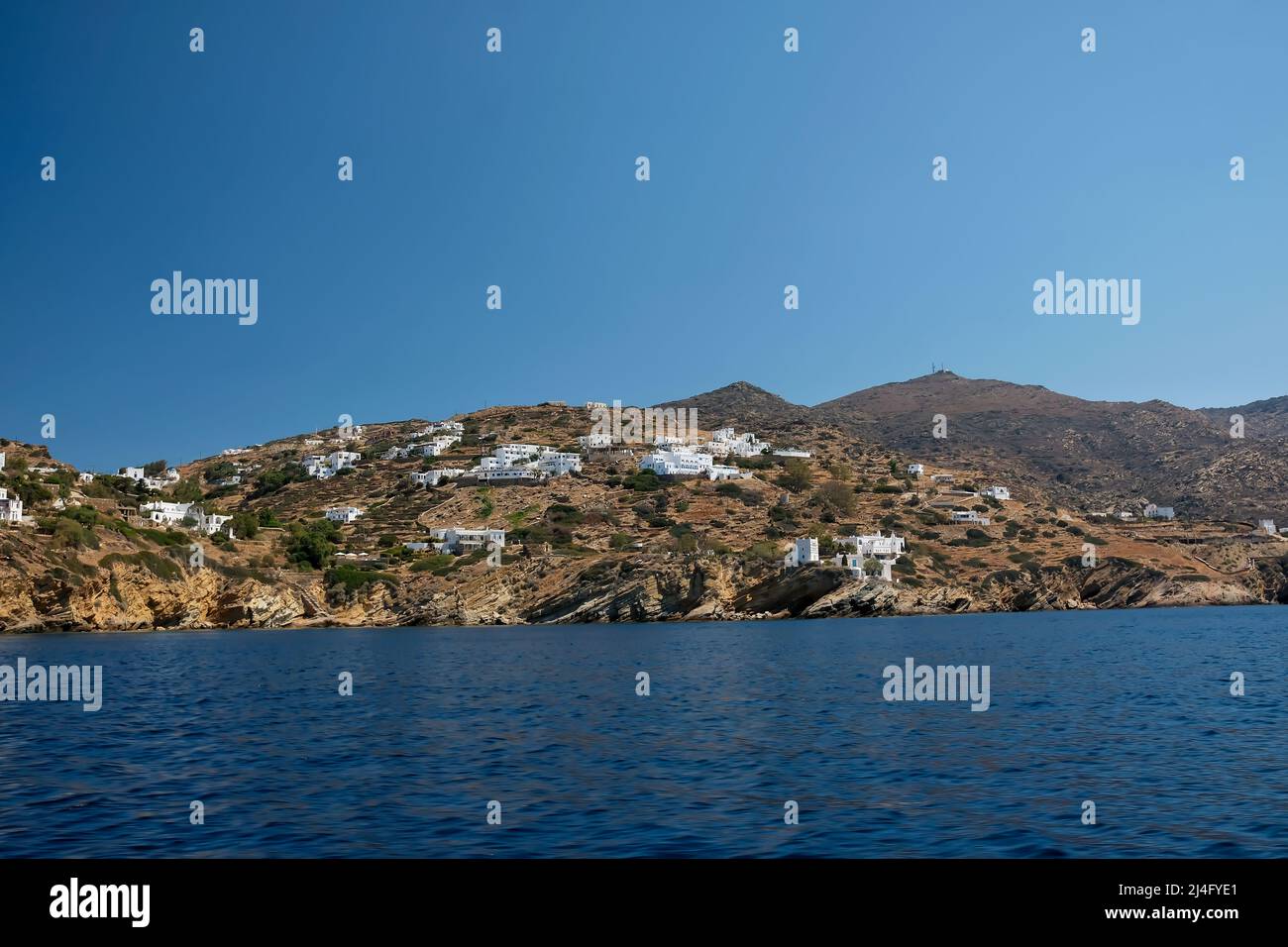 Blick auf die ägäis und die wunderschöne und malerische Insel iOS mit ihren weiß getünchten Häusern und Gebäuden Stockfoto