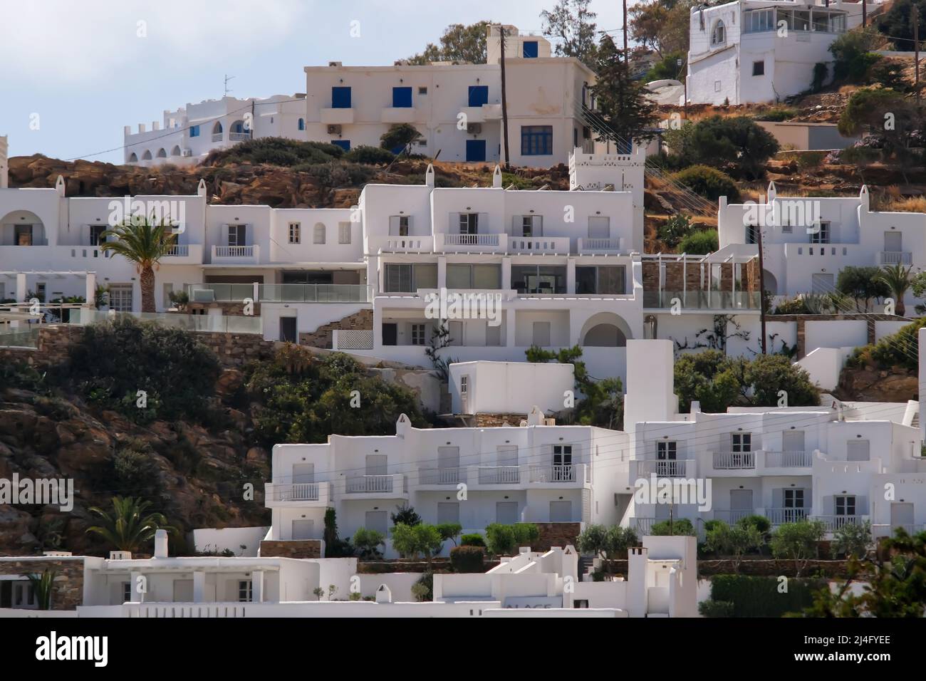 Wunderschöne weiß getünchte Hotels und Zimmer mit Balkon und Blick auf die Insel iOS in Griechenland Stockfoto