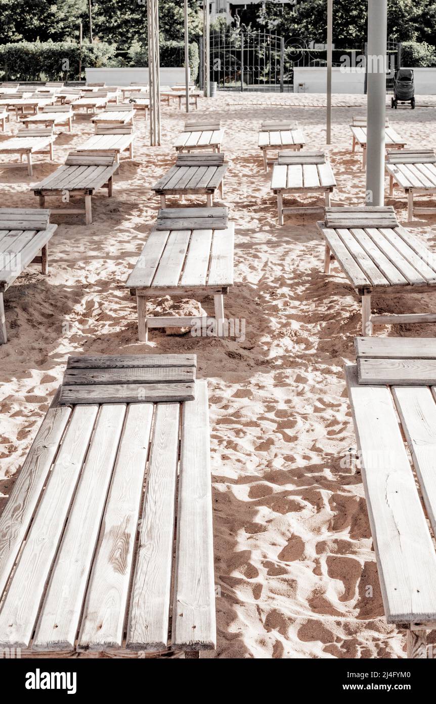 Liegestühle am Strand in Meeresnähe. Leeres Resort. Chaiselongue Für