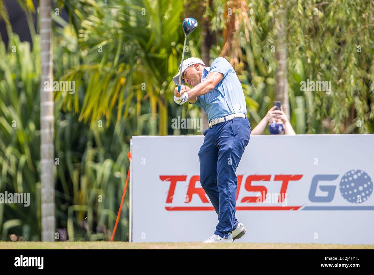 PATTAYA THAILAND - 15. APRIL: Rory Hie aus Indonesien schlägt sich am 1. 15. April 2022 in Pattaya, Thailand, bei der dritten Runde der Trust Golf Asian Mixed Stableford Challenge auf dem Siam Country Club Waterside Course ab. (Foto: Orange Picics/BSR Agency/Getty Images) Credit: Orange Pics BV/Alamy Live News Stockfoto
