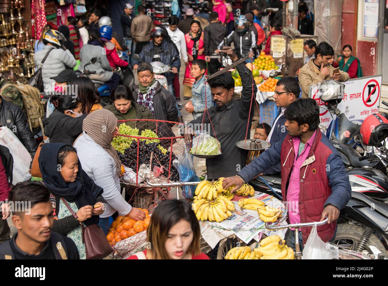 Kathmandu, Nepal - April 20,2022 : Gemüsehändler auf der Straße von Kathmandu. Stockfoto
