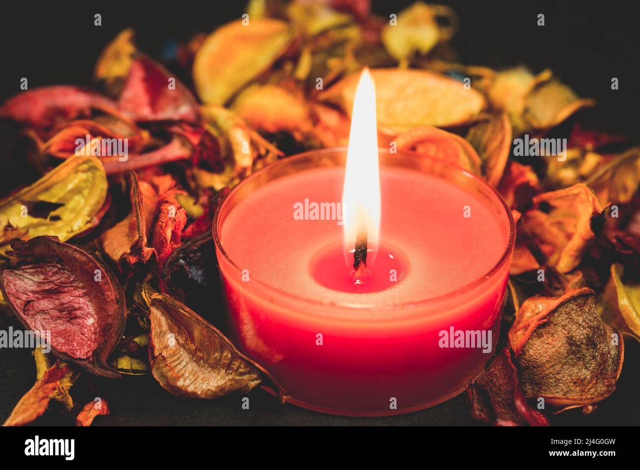 Selektiver Fokus, rosa Kerze verwendet, um ein romantisches Ambiente zu schaffen brennt.Liebe, Romantik, Feier, Datum Konzept. Stockfoto