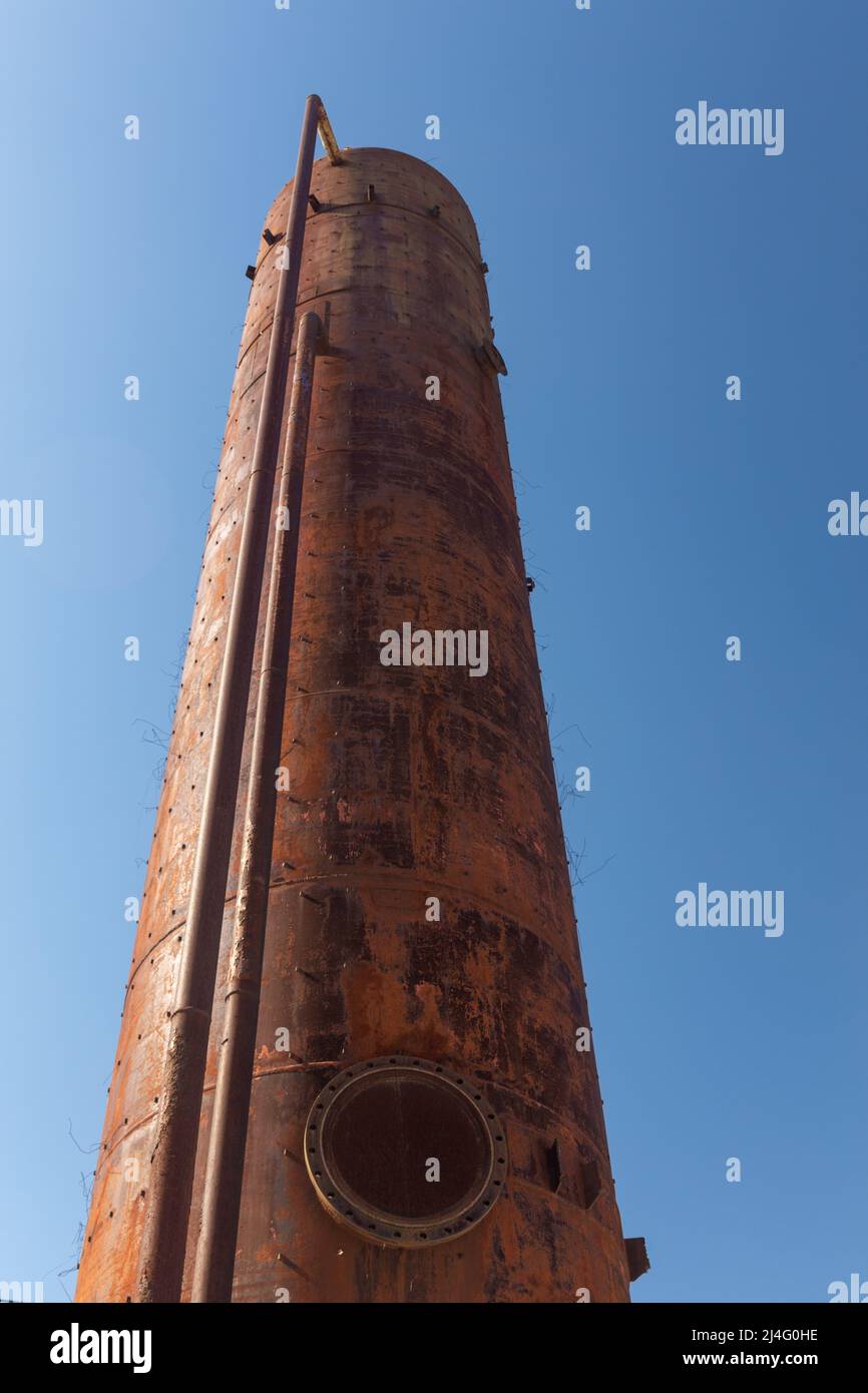 Ein alter, rostiger Wasserturm aus Eisen in einer ländlichen Stadt. Rostiger Turm der ländlichen Wasserversorgung. Stockfoto