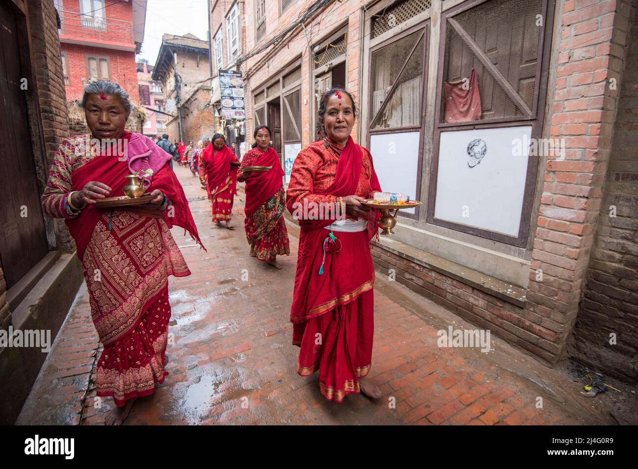 Kathmandu, Nepal- April 20,2019 : Hindus führen ein religiöses Ritual durch, indem sie auf den Straßen Patan Durbar Square spazieren. Stockfoto