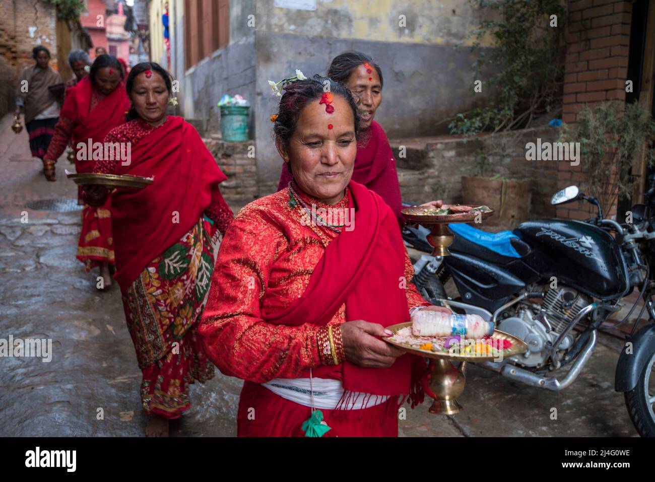 Kathmandu, Nepal- April 20,2019 : Hindus führen ein religiöses Ritual durch, indem sie auf den Straßen Patan Durbar Square spazieren. Stockfoto