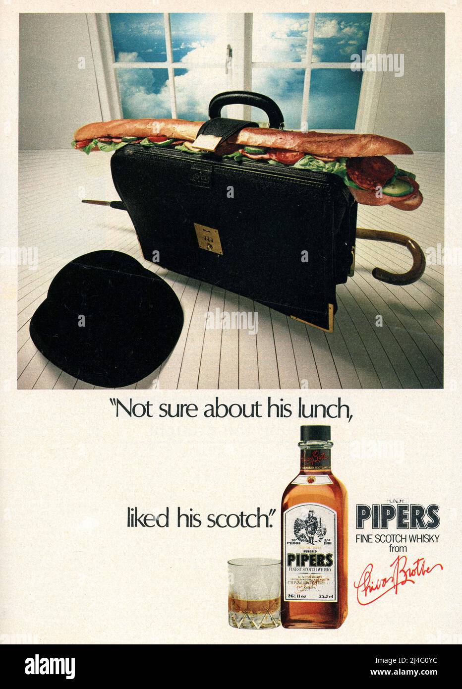 Zeitschriftenwerbung für 100 Pipers Scotch Whisky, mit einem Melonenhut und einem kurzen Koffer richtet er sich eindeutig an Geschäftsleute, Melonenhüte wurden bis in die 1990er Jahre von konservativen Stadtherren getragen. Großbritannien, 27. Mai 1979 Stockfoto