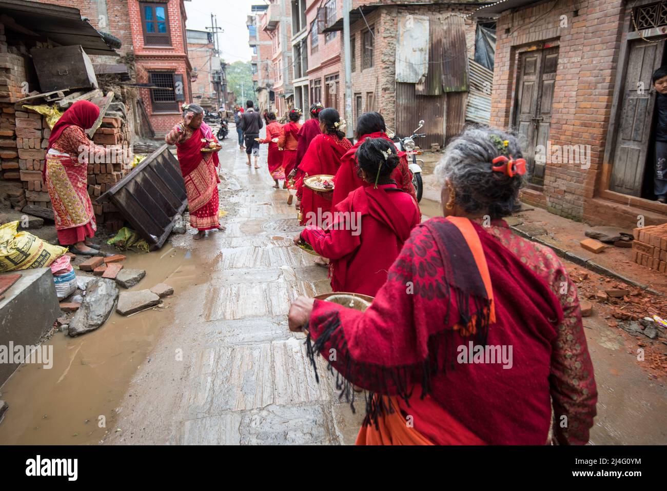 Kathmandu, Nepal- April 20,2019 : Hindus führen ein religiöses Ritual durch, indem sie auf den Straßen Patan Durbar Square spazieren. Stockfoto