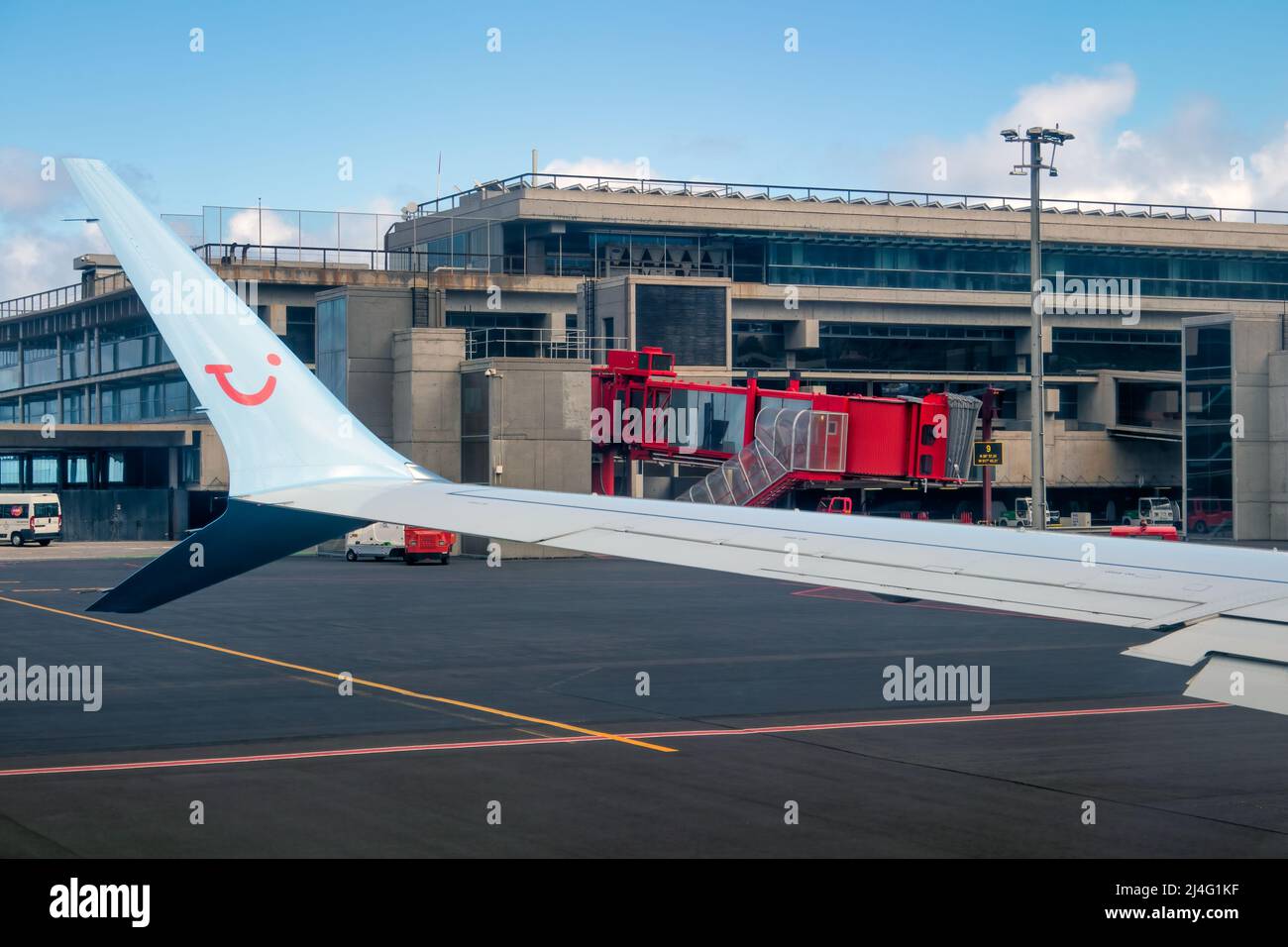 Flughafen La Palma, Spanien - 09. März 2022: Flugzeugflügel rollt auf der Landebahn Flughafen La Palma, bereit zum Flug Stockfoto