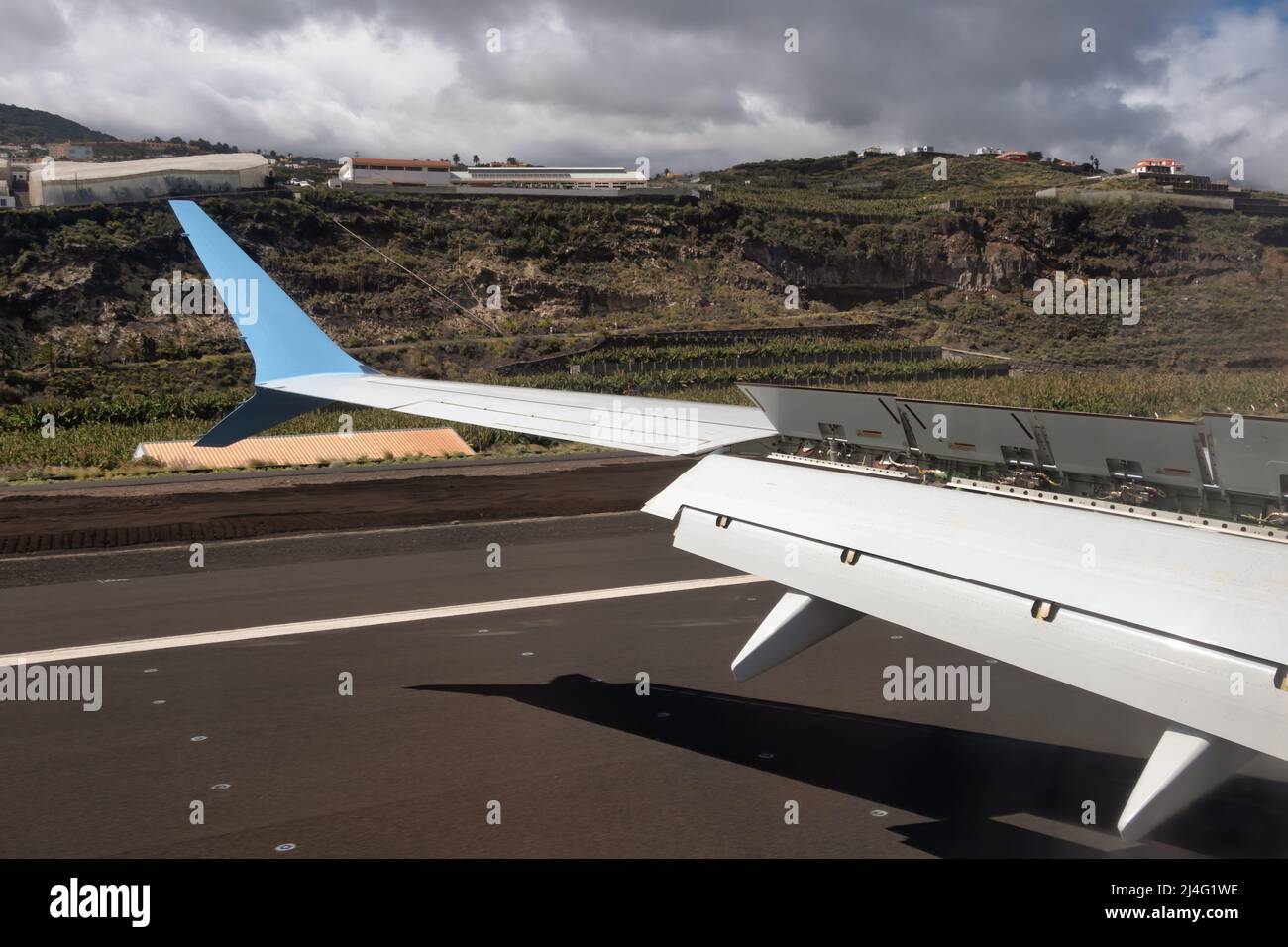 Flugzeugflügel mit Klappen und Spoilern voll ausgefahren, um das Flugzeug nach der Landung am Flughafen La Palma zu verlangsamen Stockfoto
