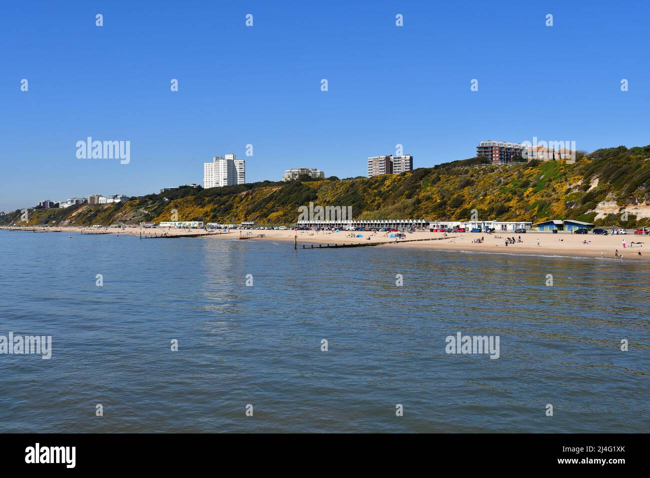 Boscombe, Bournemouth, Dorset, Großbritannien, 15.. April 2022, Wetter. Am Karfreitagmorgen beginnt das Osterwochenende sonnig. Während der gesamten Ferienzeit werden warme Temperaturen erwartet, die die Menschen in diesem Jahr zum ersten Mal an die Küste und an den Strand bringen. Kredit: Paul Biggins/Alamy Live Nachrichten Stockfoto