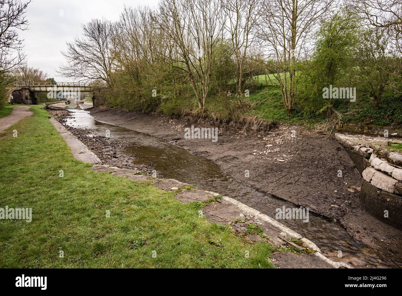 Über Stegneck Lock am Leeds & Liverpool Kanal in der Nähe von Gargrave. Der Kanal sah abgelassen aus, während die Restaurierungsarbeiten durchgeführt wurden, Apr 2022. Stockfoto