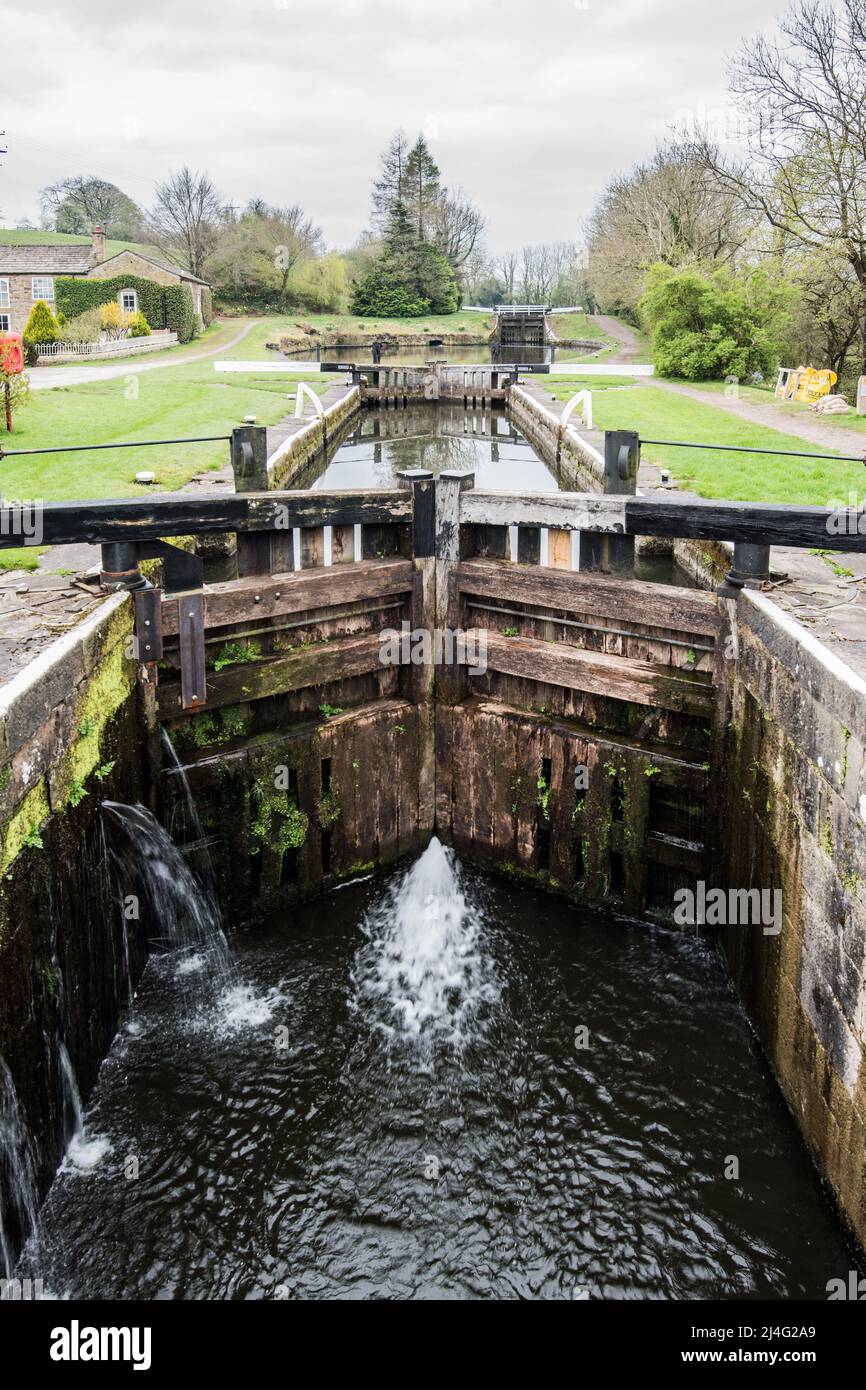 Zimmermannsschleuse am Leeds & Liverpool Kanal in der Nähe von Gargrave, Abschnitt von hier nach Gargrave wird ab April 2022 abgelassen Stockfoto