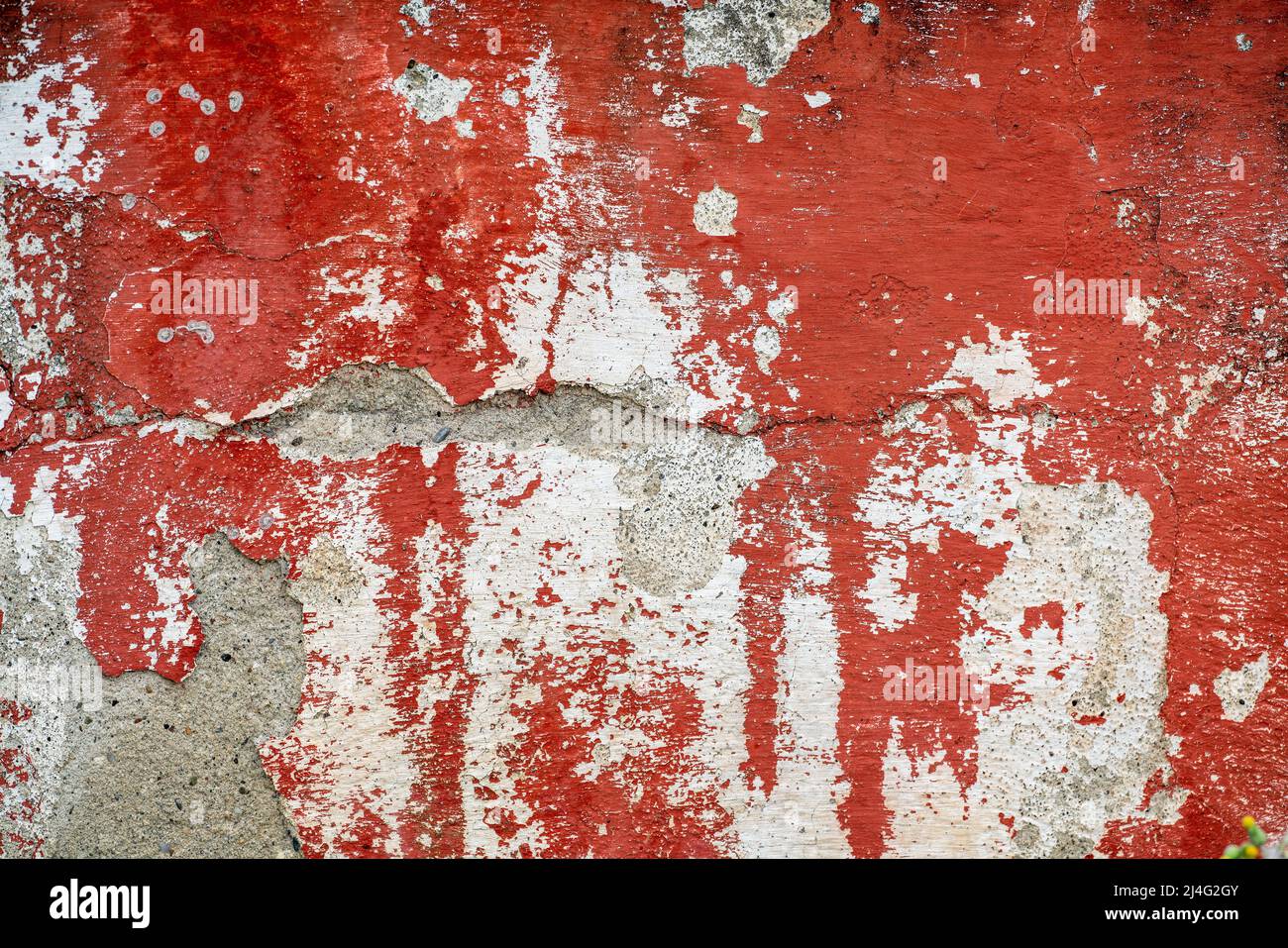 Grau und rot gebeizt rissenen Stuck, Beton und Zement Wandmuster. Asymmetrisch und abstrakt gebrochen auf texturiertem Hintergrund. Hochwertige Fotos Stockfoto