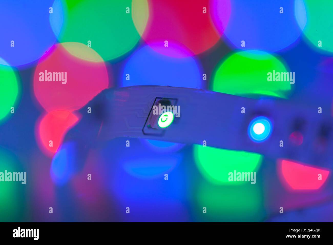 Helle, farbenfrohe LED-Leuchten leuchten im Dunkeln, Nahaufnahmen mit selektivem Fokus und Bokeh-Effekt Stockfoto Helle, farbenfrohe LED-Leuchten leuchten im Dunkeln, Nahaufnahmen mit selektivem Fokus und Bokeh-Effekt Stockfoto