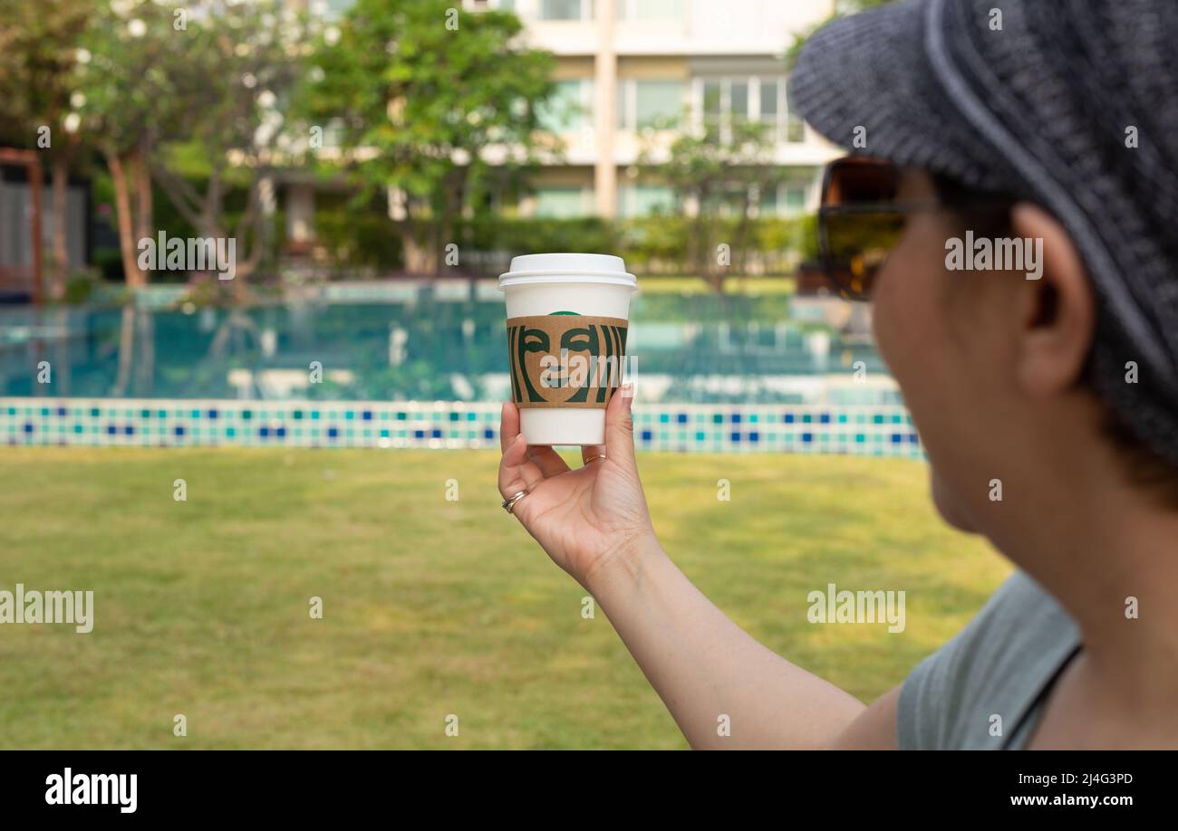 Hua hin Thailand 13 Mär 2022 - Frau hält Starbucks Kaffeetasse zum Mitnehmen im Urlaub. Stockfoto