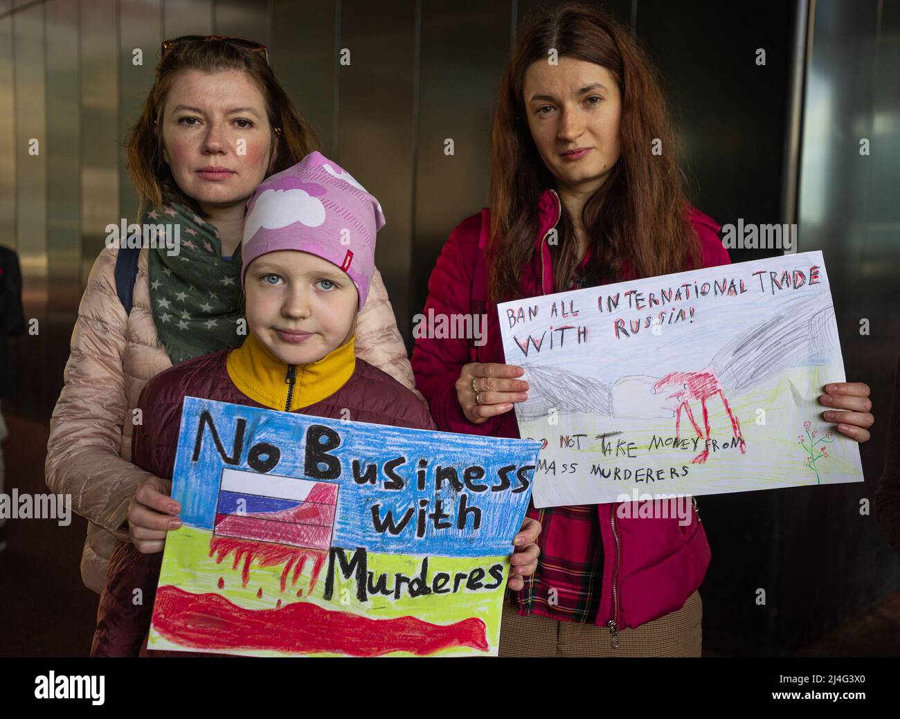 Demonstranten halten während der Demonstration Plakate mit ihren Meinungen vor dem Außenministerium. Tag 50 der russischen Invasion der ukrainischen und Präsidenten Alexander Lukaschenko drängende Frage, wie er mit den europäischen Staats-und Regierungschefs heute Morgen kommuniziert: Die Länder weiterhin für russisches Öl bezahlen, aus dem Russland Milliarden pro Woche macht. Die Käufer verdienten „ihr Geld aus dem Blut anderer Menschen“, sagte er. Mehr als vierzig Demonstranten, darunter Kinder und ukrainische Flüchtlinge, versammelten sich heute Nachmittag vor den Außenministerien und trugen die nationalen gelben und Stockfoto