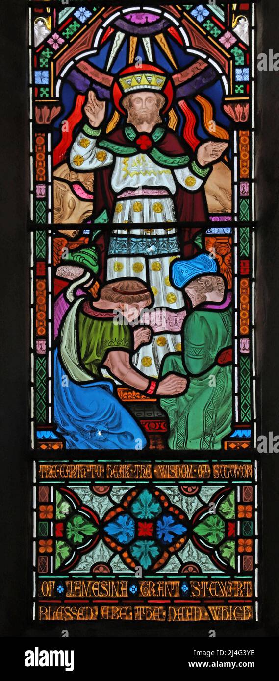 Ein Buntglasfenster von Frederick Preedy, das die Weisheit des Königs Solomon, die St. Mary's Church, Snettisham und Norfolk darstellt Stockfoto