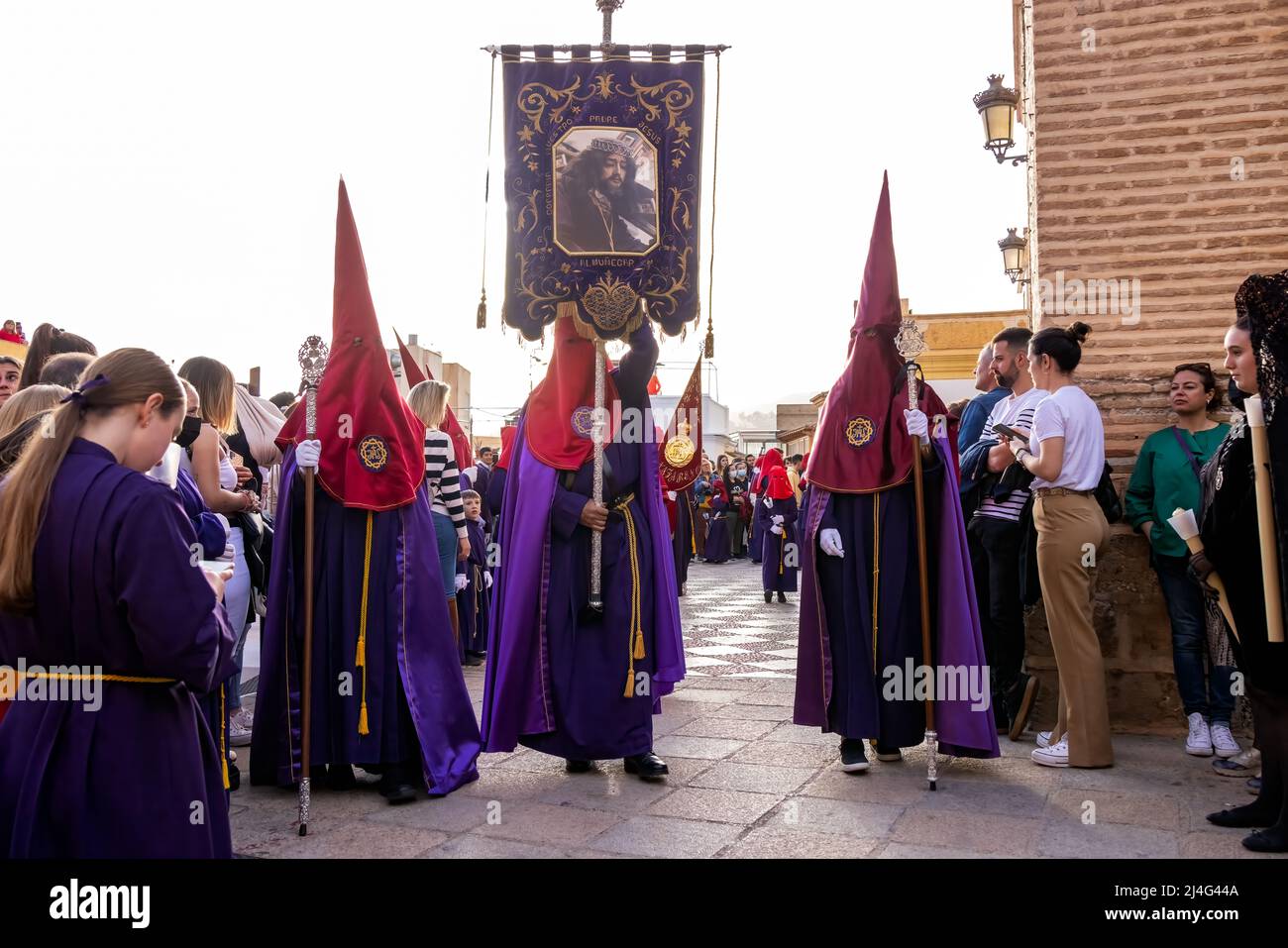 Almuneca, Spanien, 14.. April 2022Easter Karwoche, Semana Santa, in Almuñécar, erklärt von nationalem touristischem Interesse in Andalusien, füllt die Straßen der Gemeinde mit Tradition, die an das katholische Fest der Passion erinnert wird, Tod und Auferstehung Jesu Christi. Bruderschaften organisieren die Prozessionen, die jeden Tag durch die Straßen und Plätze gehen, mit schönen Thronen geschmückt mit Blumen und religiösen Bildern, die von den Gabeln getragen werden. David Smith/Alamy Live News Stockfoto