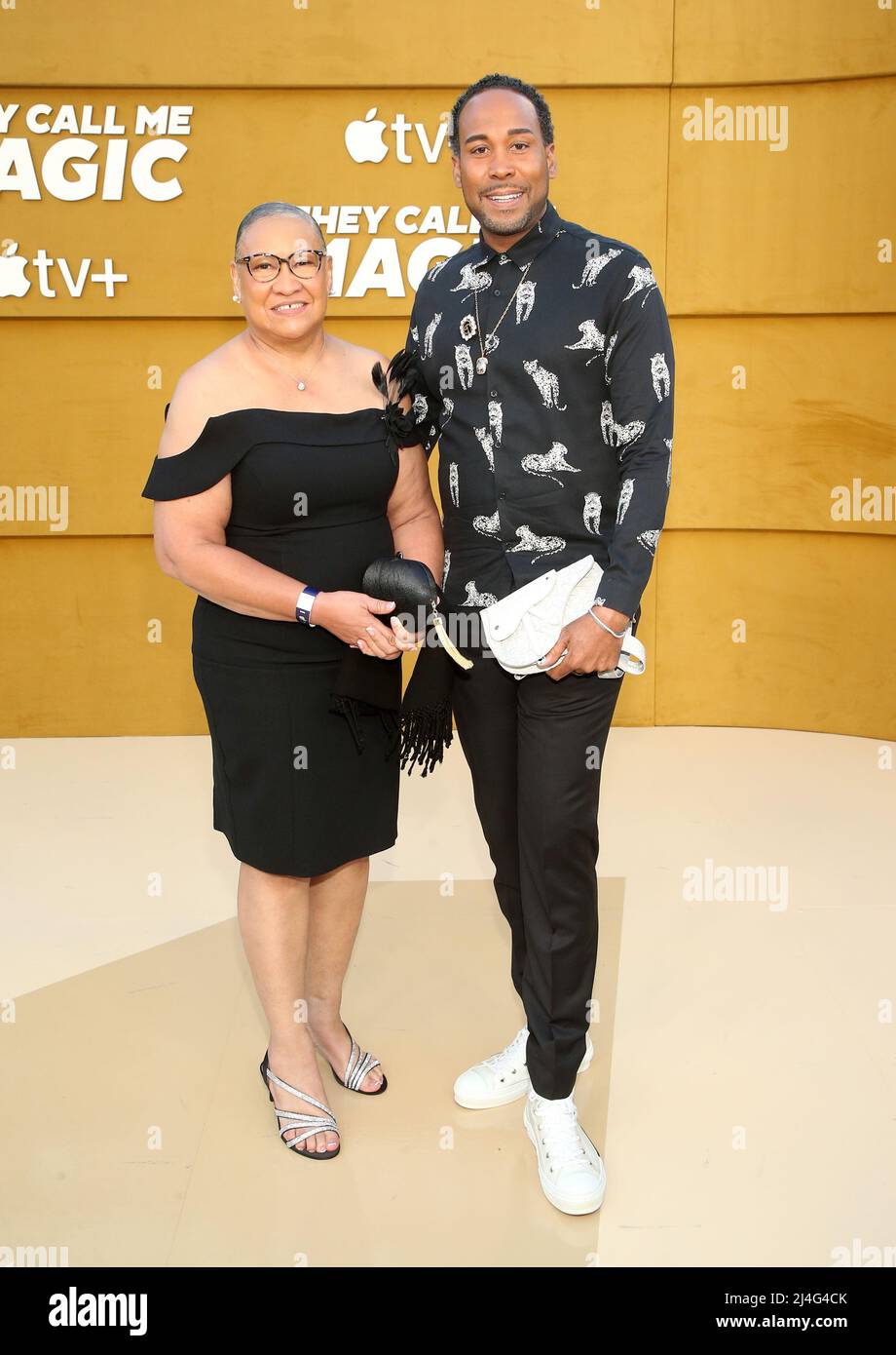 Los Angeles, Ca. 14. April 2022. Edith Johns, David Johns, bei der Apple TV-Premiere von They Call Me Magic am 14. April 2022 im Village Regency Theater in Los Angeles, Kalifornien. Quelle: Saye Sadou/Media Punch/Alamy Live News Stockfoto