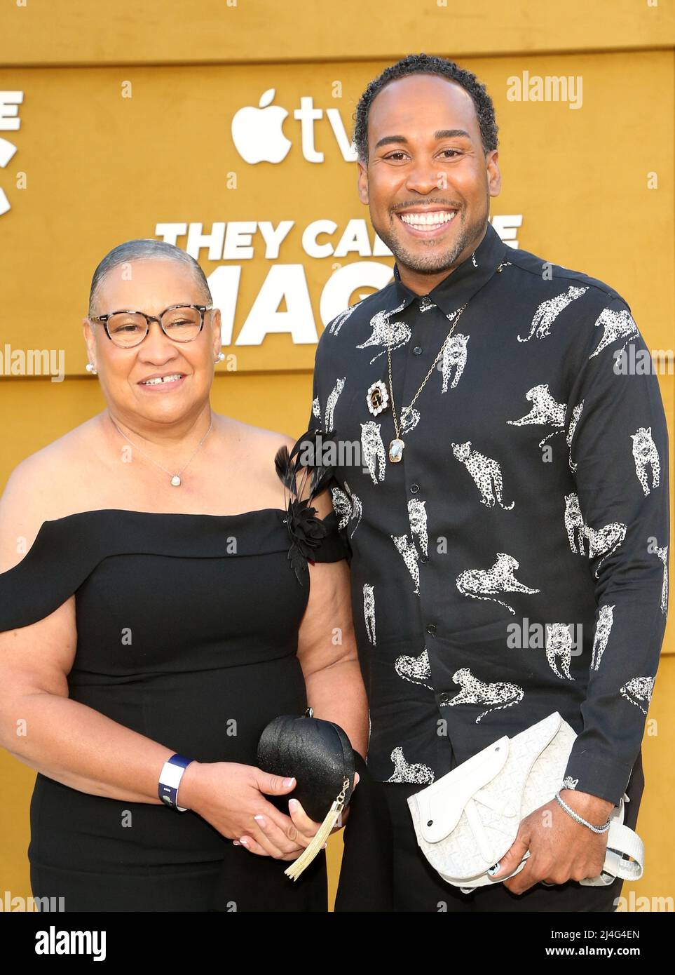 Los Angeles, Ca. 14. April 2022. Edith Johns, David Johns, bei der Apple TV-Premiere von They Call Me Magic am 14. April 2022 im Village Regency Theater in Los Angeles, Kalifornien. Quelle: Saye Sadou/Media Punch/Alamy Live News Stockfoto