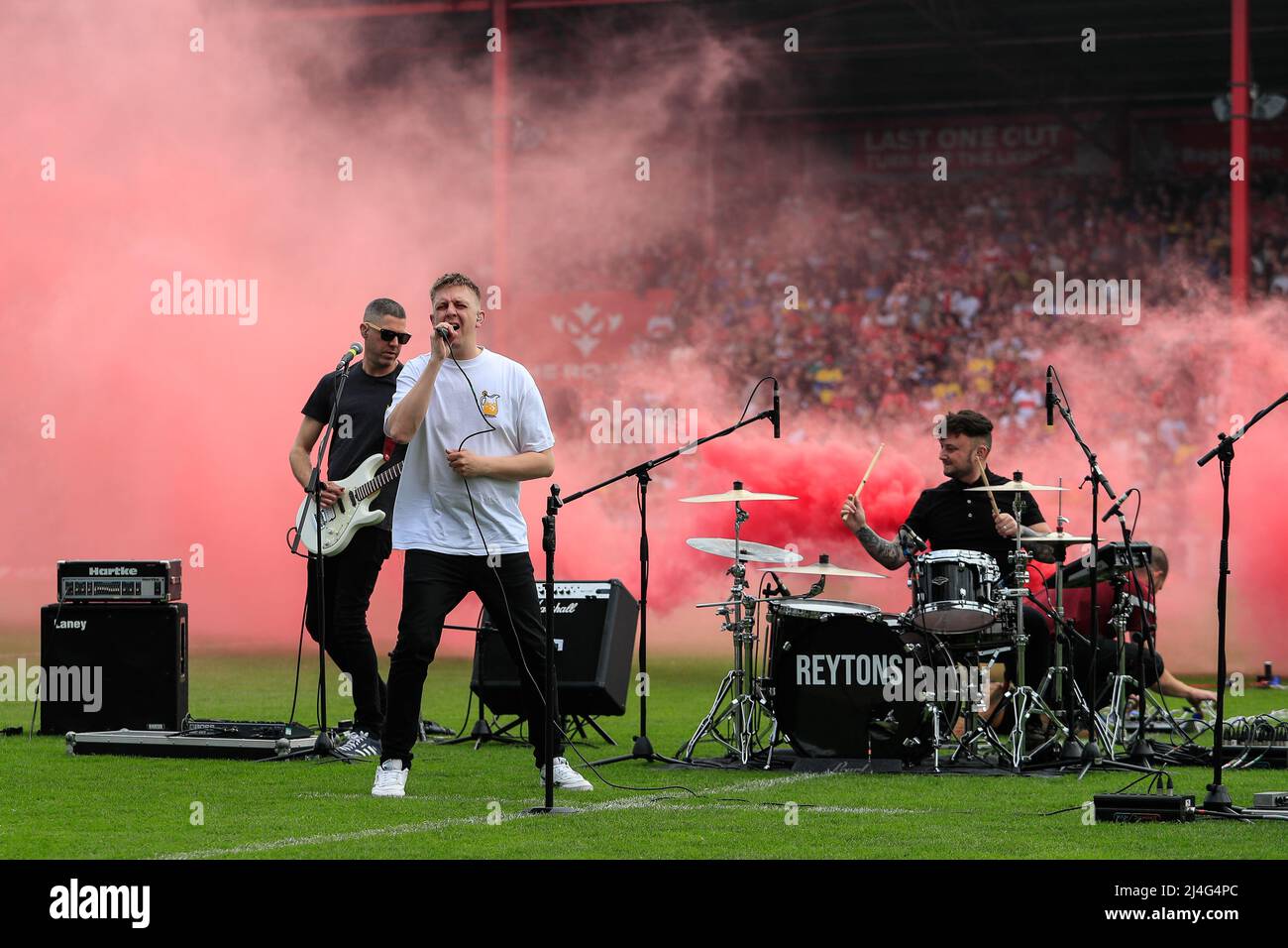 Die Band Reytons spielt vor dem Spiel Stockfoto