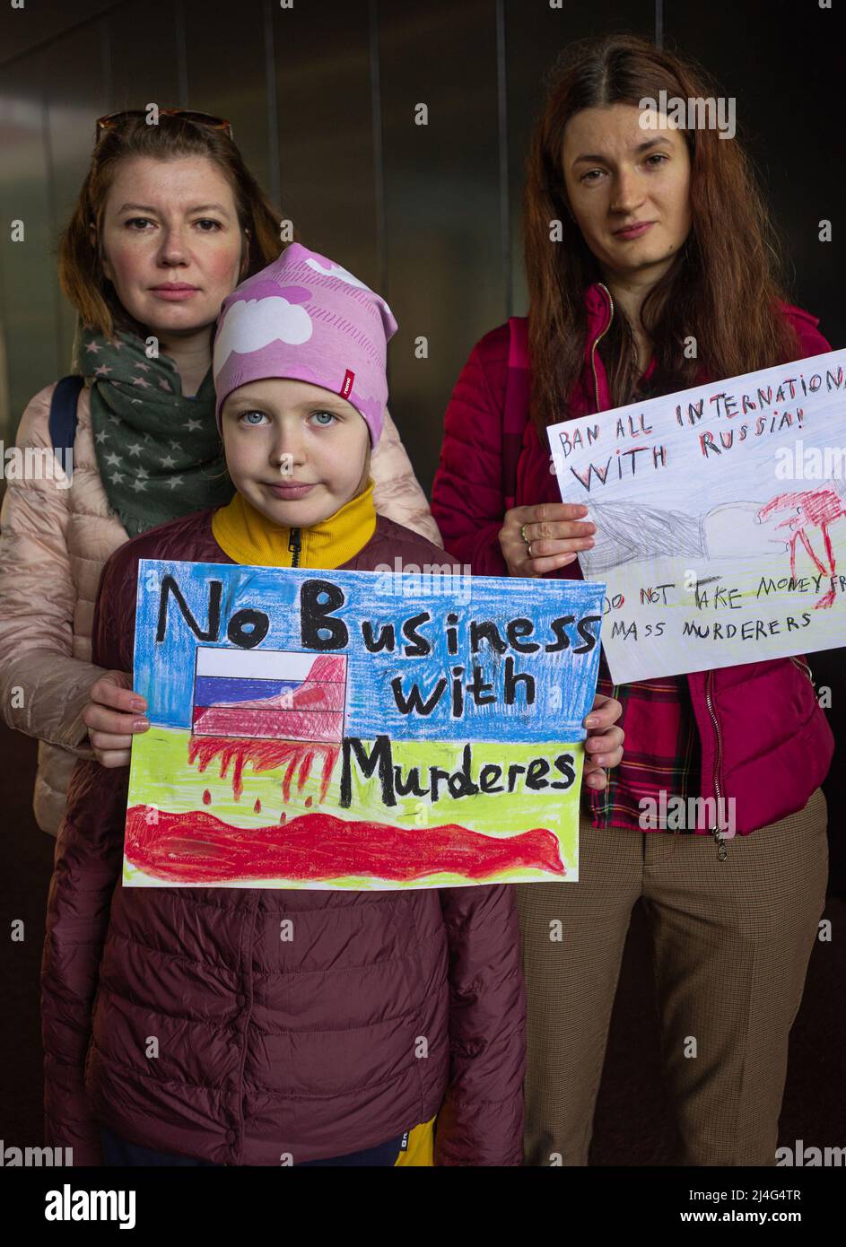 Demonstranten halten während der Demonstration Plakate mit ihren Meinungen vor dem Außenministerium. Tag 50 der russischen Invasion der ukrainischen und Präsidenten Alexander Lukaschenko drängende Frage, wie er mit den europäischen Staats-und Regierungschefs heute Morgen kommuniziert: Die Länder weiterhin für russisches Öl bezahlen, aus dem Russland Milliarden pro Woche macht. Die Käufer verdienten „ihr Geld aus dem Blut anderer Menschen“, sagte er. Mehr als vierzig Demonstranten, darunter Kinder und ukrainische Flüchtlinge, versammelten sich heute Nachmittag vor den Außenministerien und trugen die nationalen gelben und Stockfoto