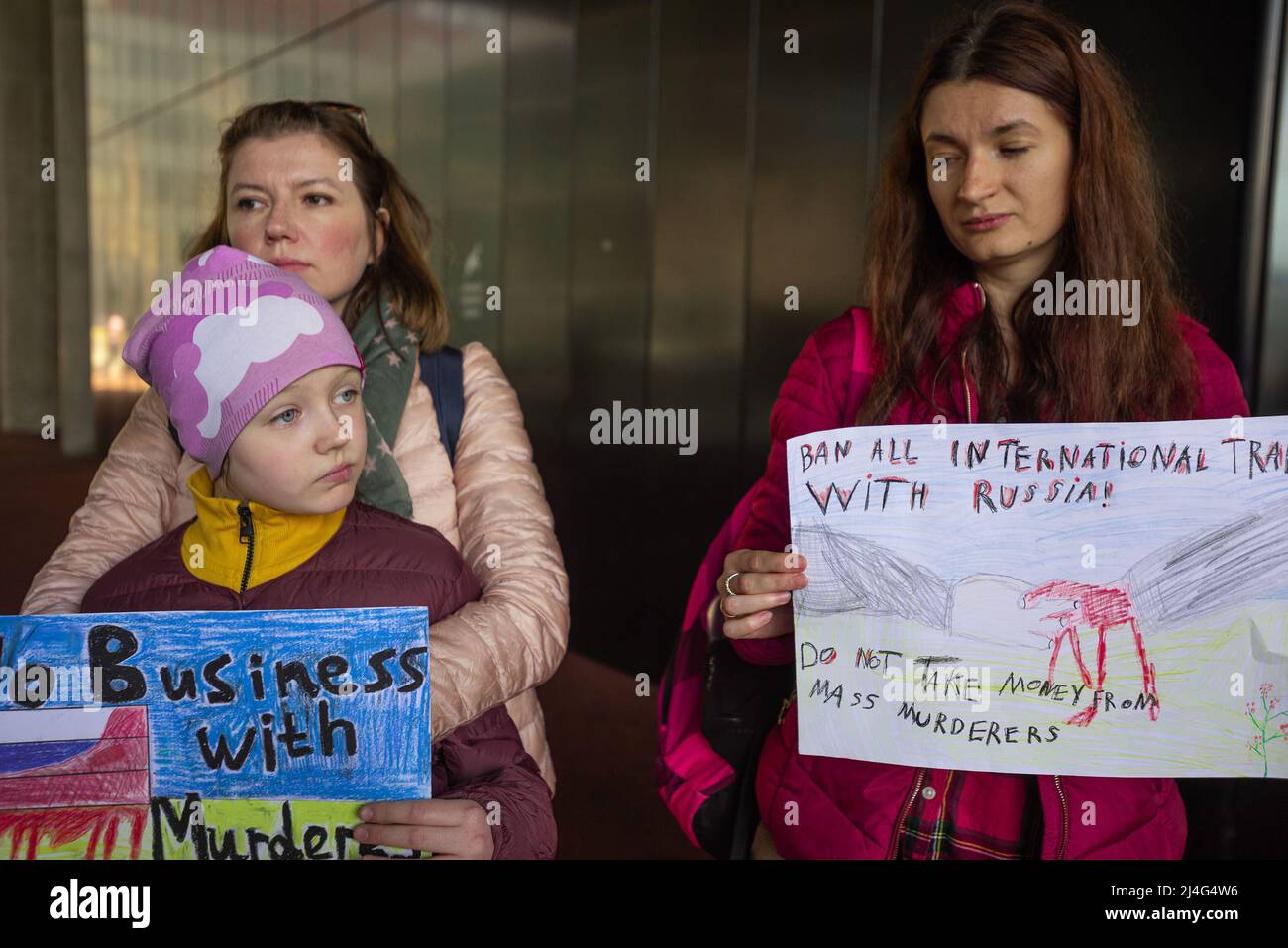 Demonstranten halten während der Demonstration Plakate mit ihren Meinungen vor dem Außenministerium. Tag 50 der russischen Invasion der ukrainischen und Präsidenten Alexander Lukaschenko drängende Frage, wie er mit den europäischen Staats-und Regierungschefs heute Morgen kommuniziert: Die Länder weiterhin für russisches Öl bezahlen, aus dem Russland Milliarden pro Woche macht. Die Käufer verdienten „ihr Geld aus dem Blut anderer Menschen“, sagte er. Mehr als vierzig Demonstranten, darunter Kinder und ukrainische Flüchtlinge, versammelten sich heute Nachmittag vor den Außenministerien und trugen die nationalen gelben und Stockfoto