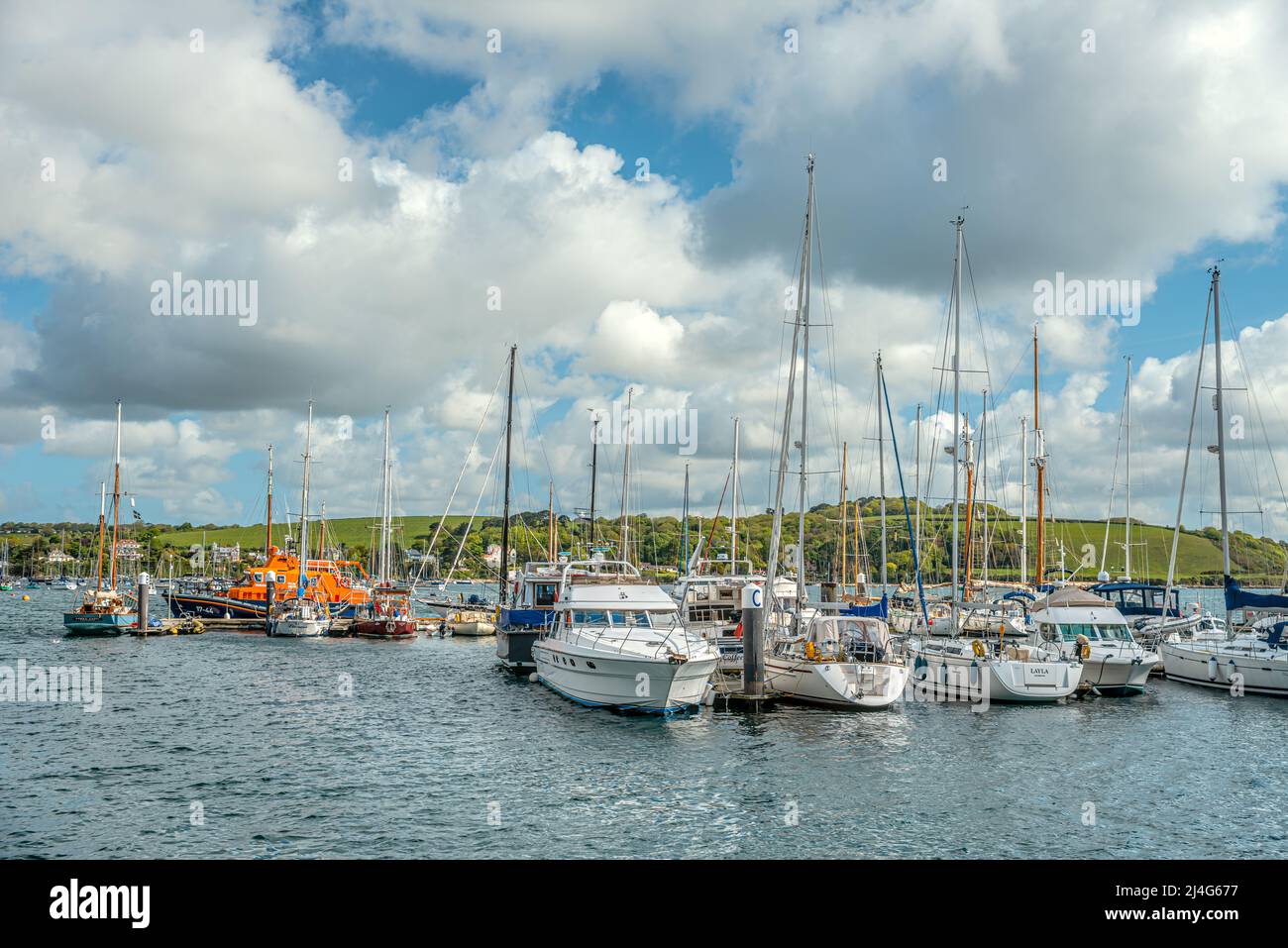 Segelschiff im Yachthafen von Falmouth, Cornwall, England, Großbritannien Stockfoto