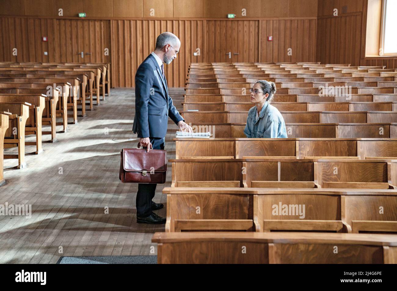 NILAM FAROOQ und CHRISTOPH MARIA HERBST in Contrà (2020), Regie: SONKE WORTMANN. Kredit: CONSTANTIN FILM / Album Stockfoto