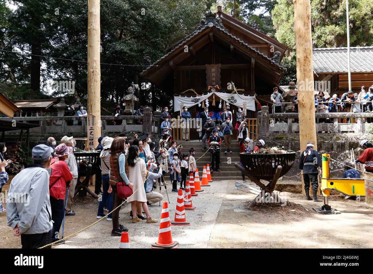 iida, nagano, japan, 2022/09/04 , der Baumstamm wird beim Onbashira-Fest auf der iinuma suwa jinja in iida vom Kran angehoben und in der Nähe des Schreins aufgestellt Stockfoto