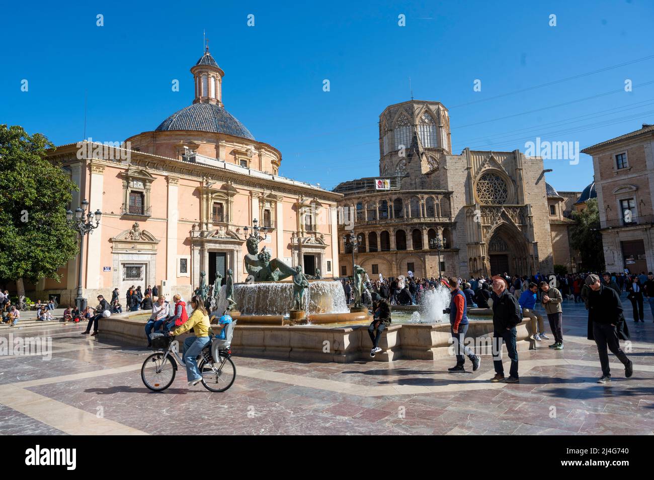 Spanien, Valencia, Plaza de la Virgen (Plaça de la Mare de Déu), Brunnen Font del Túria, dahinter die Basilika de la Marede DEU dels Desamparados un Stockfoto