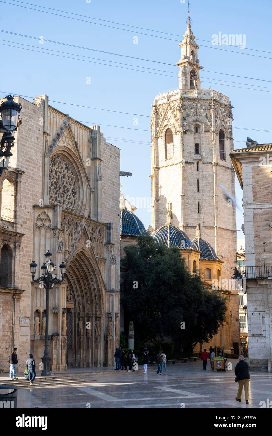 Spanien, Valencia, Plaza de la Virgen (Plaça de la Mare de Déu), Kathedrale, Puerta de los Apóstoles und der als El Micalet (span. El Migulete) beze Stockfoto