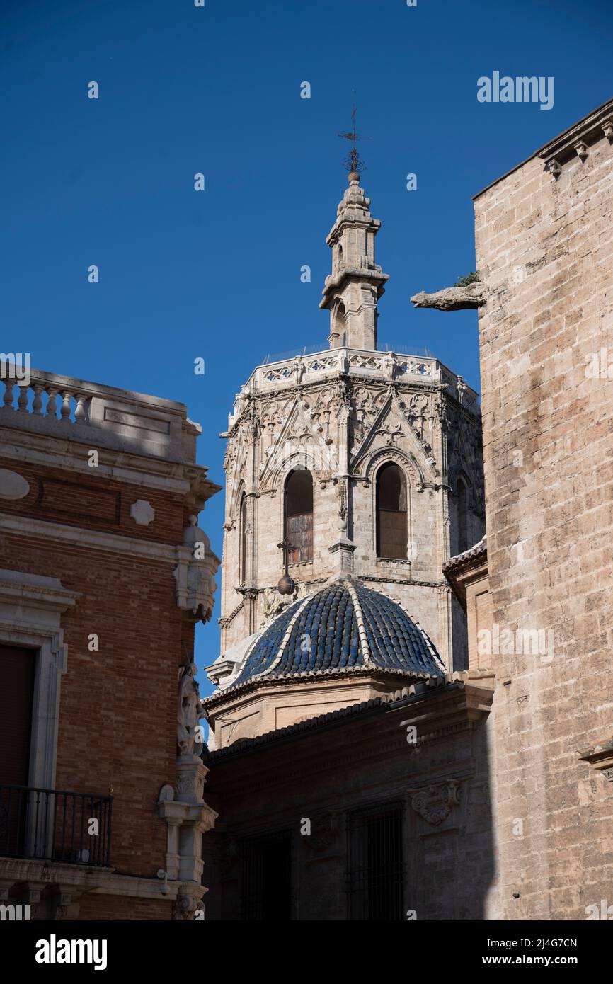 Spanien, Valencia, Plaza de la Virgen (Plaça de la Mare de Déu), Kathedrale mit dem Kirchturm El Micalet (span. El Miguelete), dem achteckigen Glocken Stockfoto