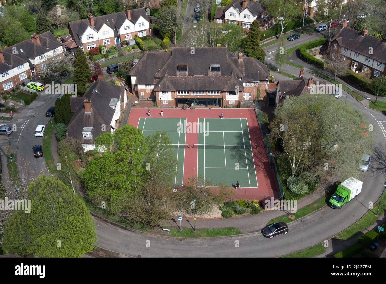 Harborne, Birmingham, England, 15. April 2022. Die Tennisspieler im Moor Pool Tennis Club genossen das heiße sonnige Wetter an der Bank Holiday, als sie am Karfreitag auf dem Platz spielten, der sich im Zentrum eines Kreisverkehrs im grünen Vorort Harborne, Birmingham, befindet. Quelle: Stop Press Media/Alamy Live News Stockfoto