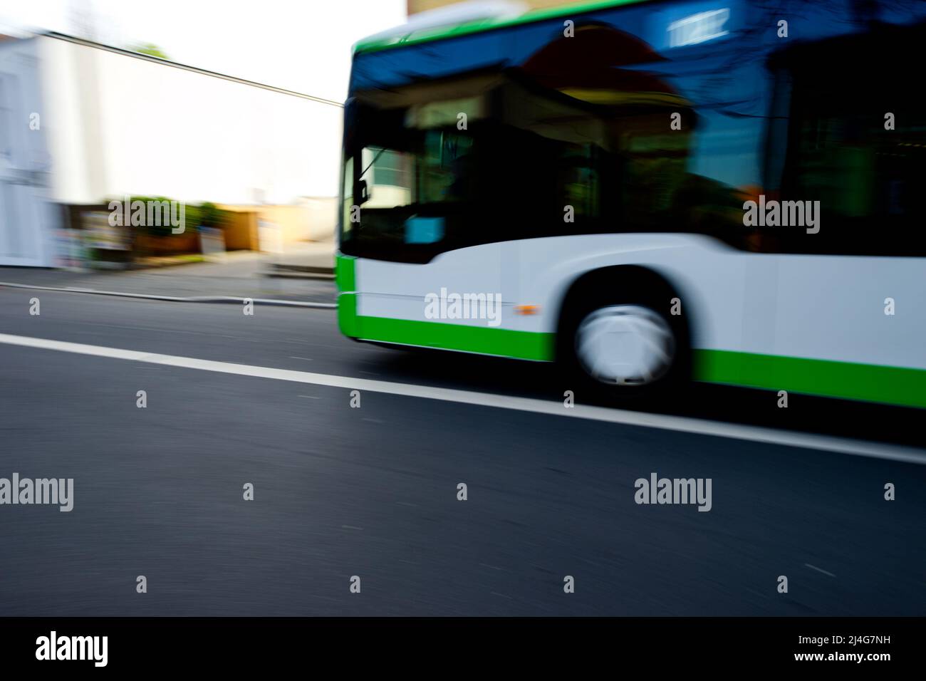 Grüner Energie-Elektro-Stadtbus in Bewegung in einem spanking Tempo Stockfoto