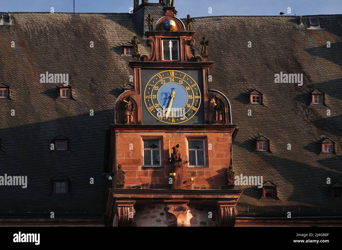 Große Uhr des Alten Rathauses in Marburg Hessen an Einem schönen Frühlingstag mit Klarem blauen Himmel Stockfoto